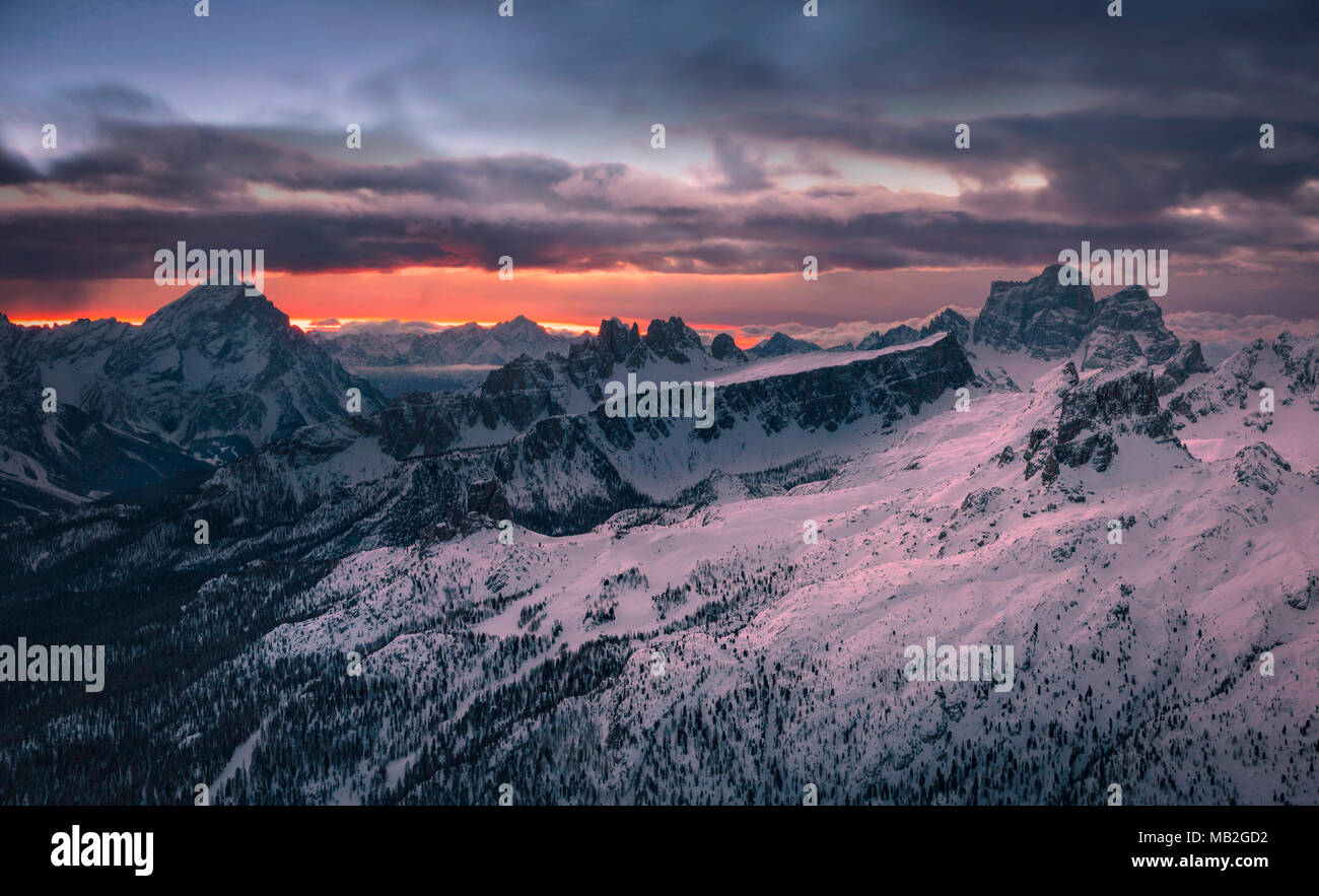 Sunrise al di sopra del Pelmo e Antelao montagne delle Dolomiti, Cortina d'Ampezzo, villaggio del distretto di Belluno, Veneto, Italia Foto Stock