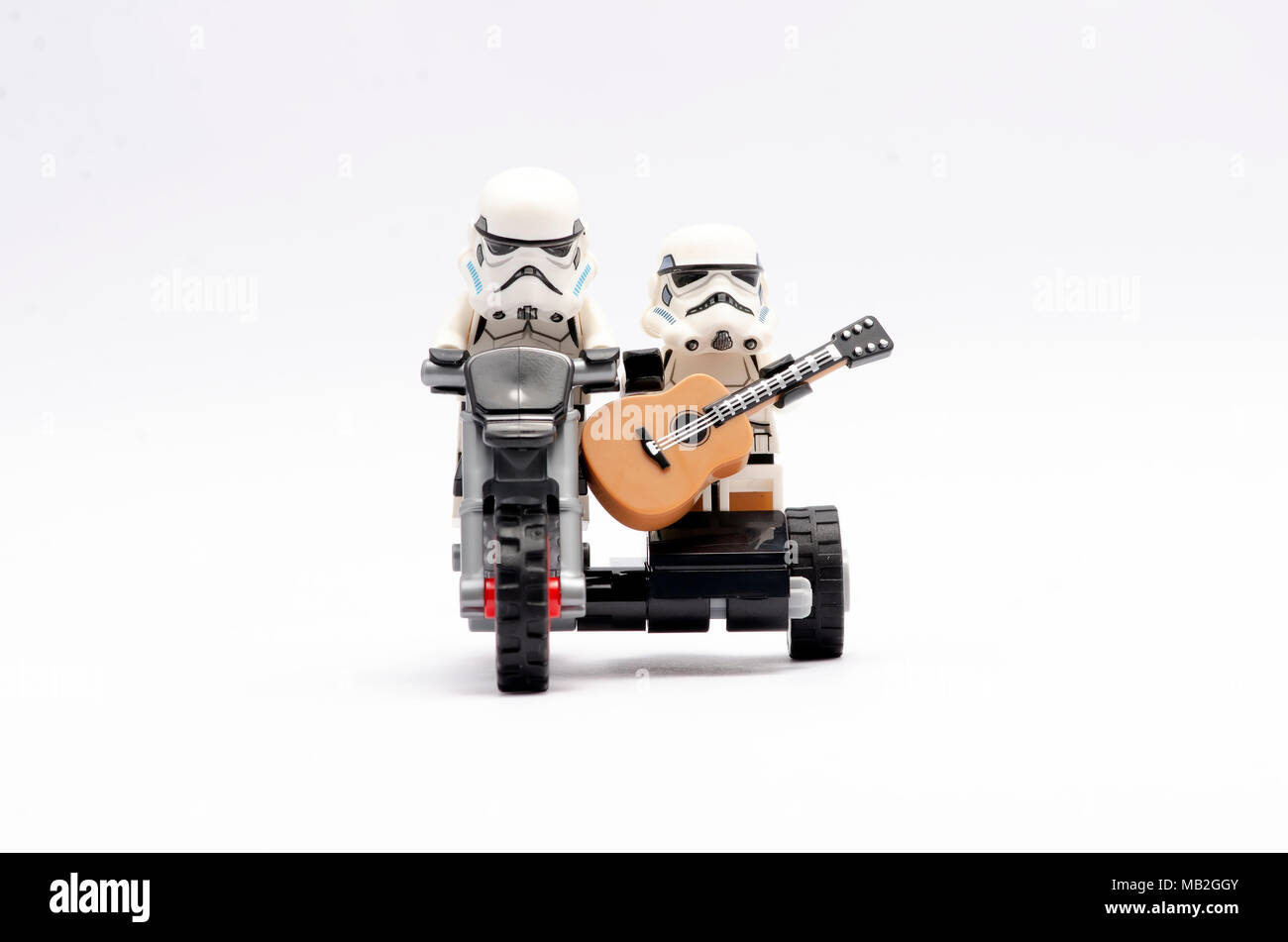 La mini figura di storm troopers equitazione e uno di essi tenendo una chitarra in sella motocicletta. Lego minifigures sono fabbricati da Lego. Foto Stock