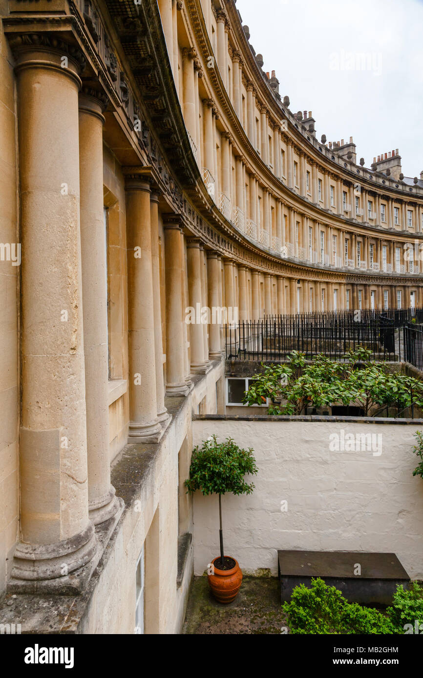 Vista del Royal Crescent, una fila di 30 case a schiera disteso in una mezzaluna di spazzamento, uno dei maggiori esempi di architettura Georgiana in bat Foto Stock