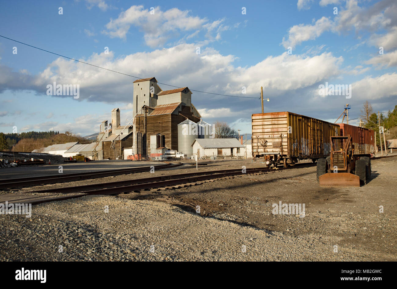 Alimentazione generale & Grain Inc., mulino di grano, su un caldo pomeriggio a molla, in Bonners Ferry, Idaho, Stati Uniti d'America Foto Stock