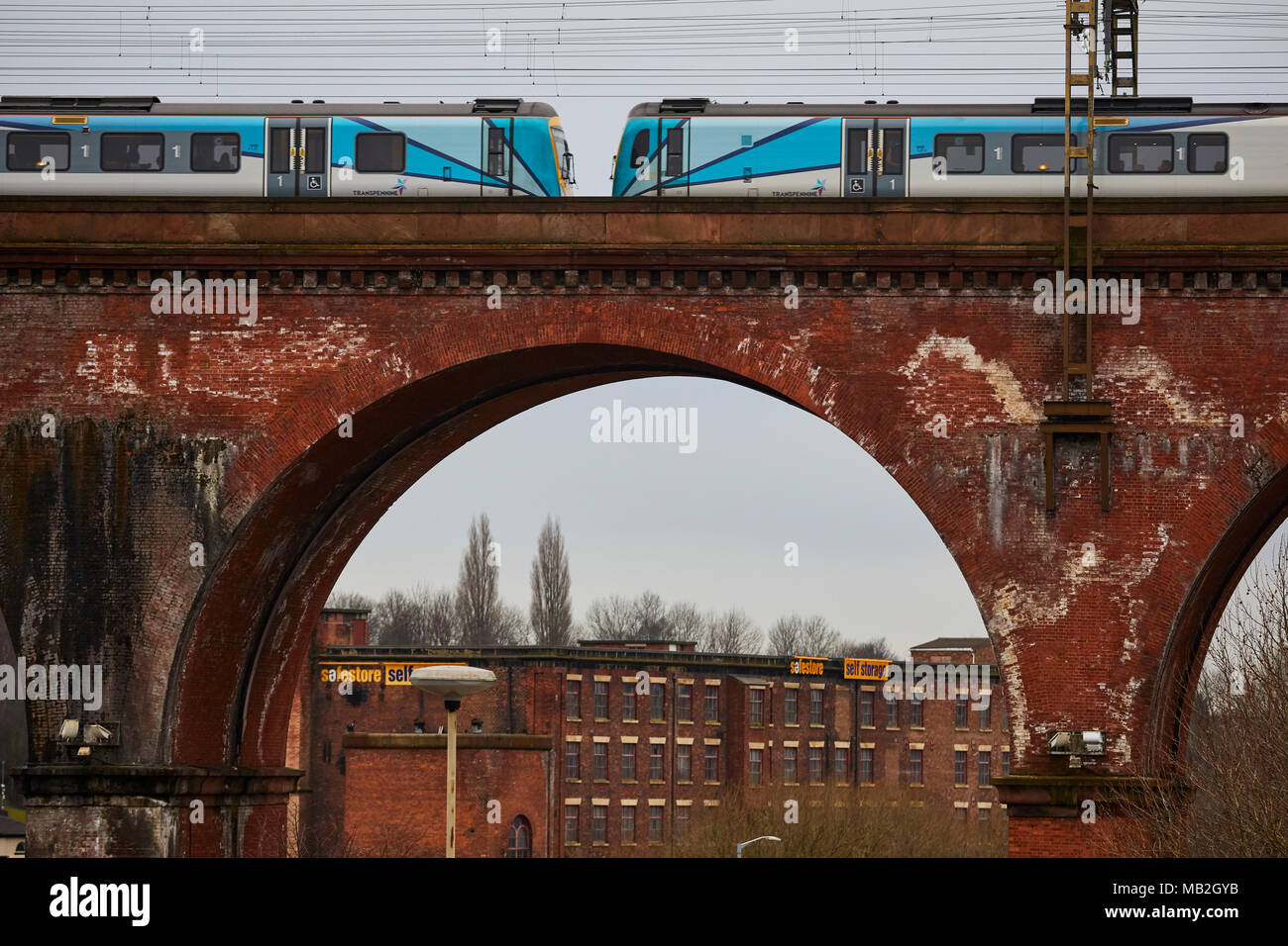 Stockport, Cheshire gtr manchester TransPennine Express società operativa di proprietà di FirstGroup franchising. treno attraversando il caratteristico viadotto in mattoni Foto Stock