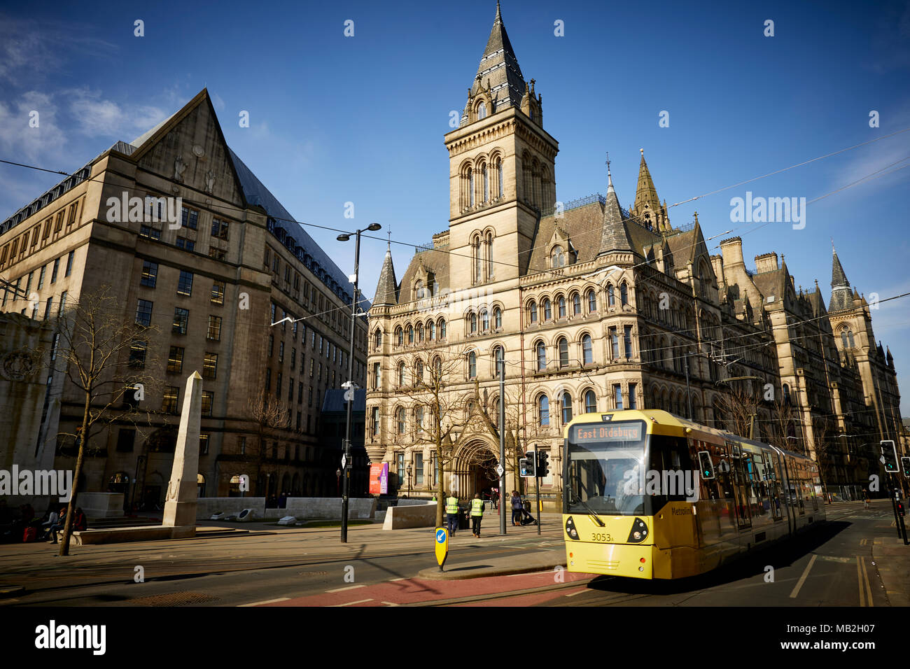 Manchester Town Hall un tram Metrolink passando sul retro dell'edificio vittoriano, neo-gotico palazzo comunale progettato dall architetto Alfred Foto Stock