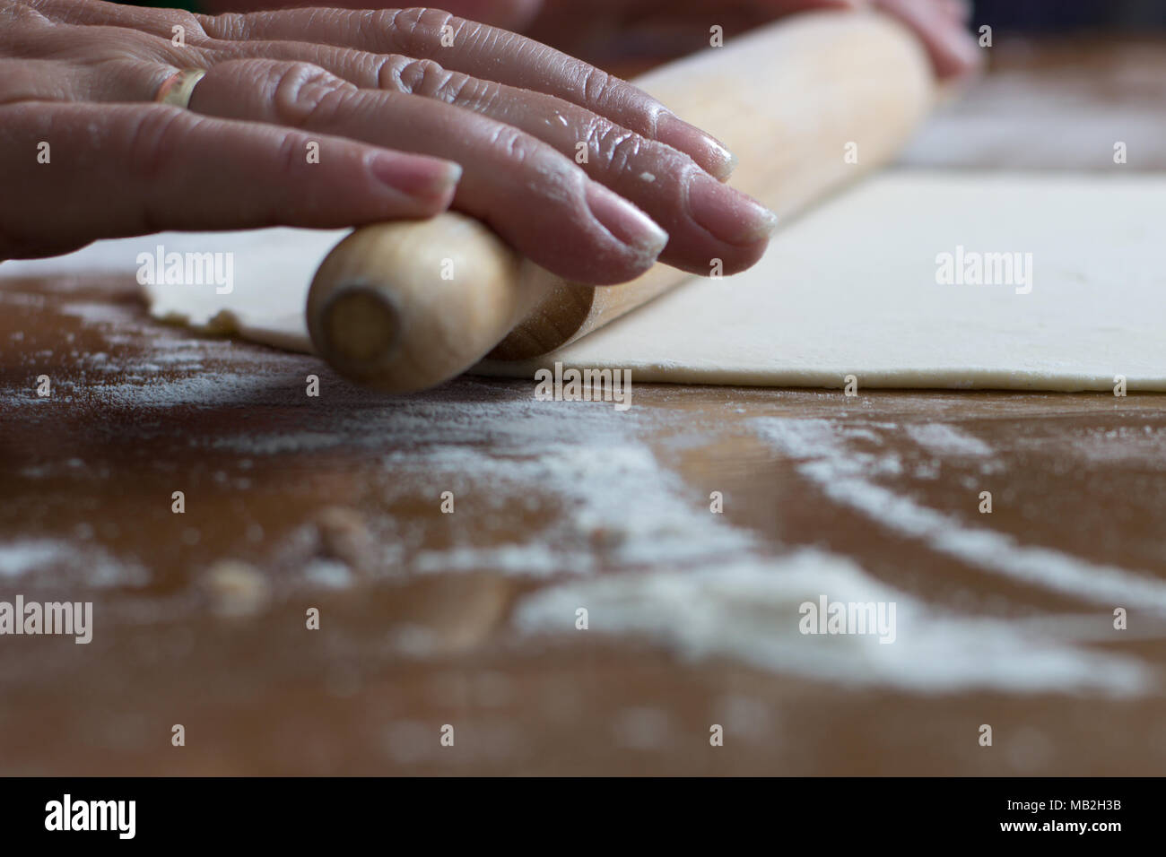 Donna fare pasta con carne di casa sul tavolo della cucina Foto Stock