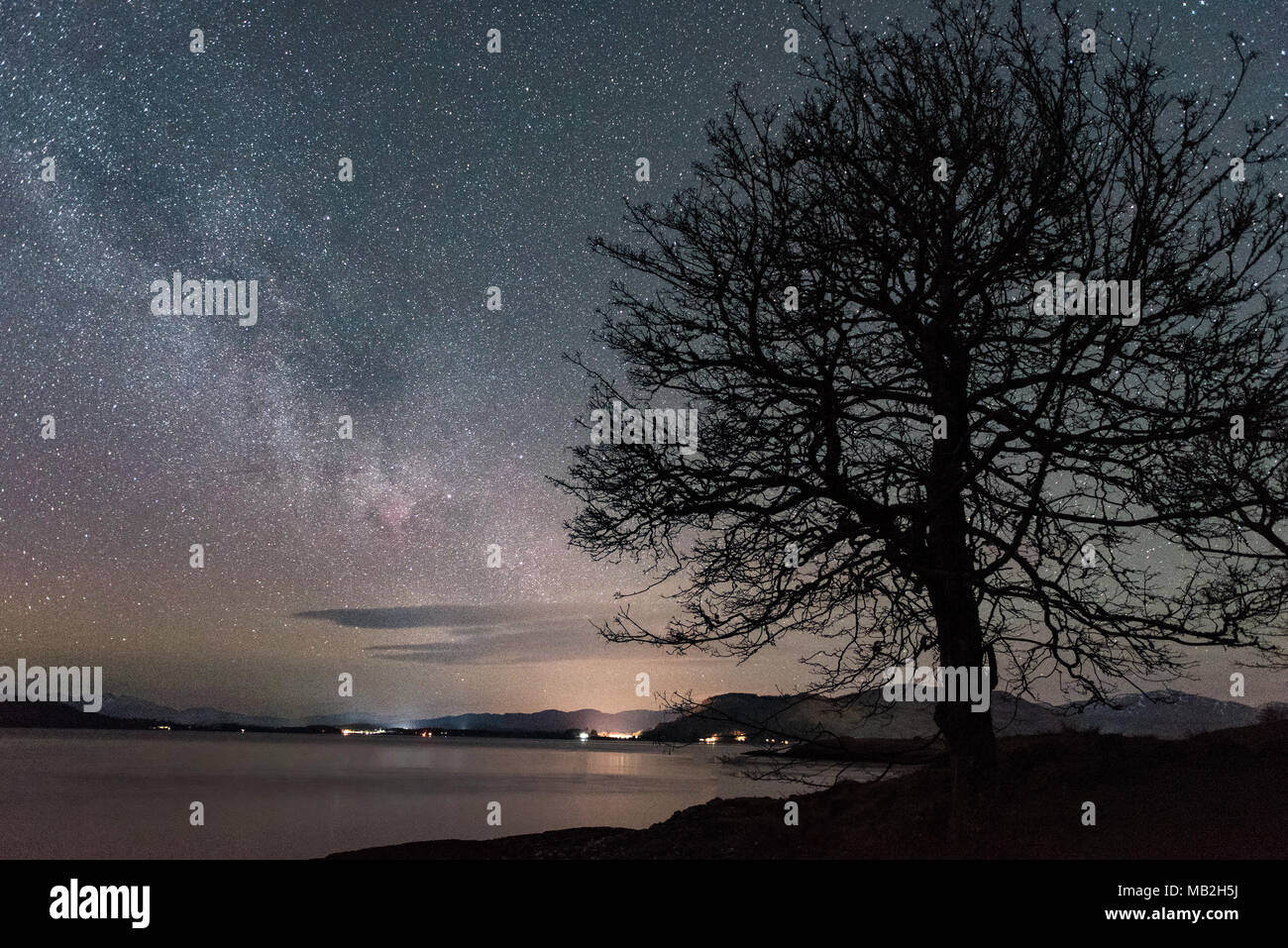 La Via Lattea e Andromeda con un incremento di oltre le Highlands della Scozia Foto Stock