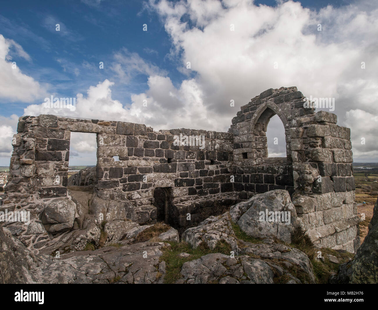 Le rovine della cappella di Roche. La vista dalla cima della roccia. Foto Stock