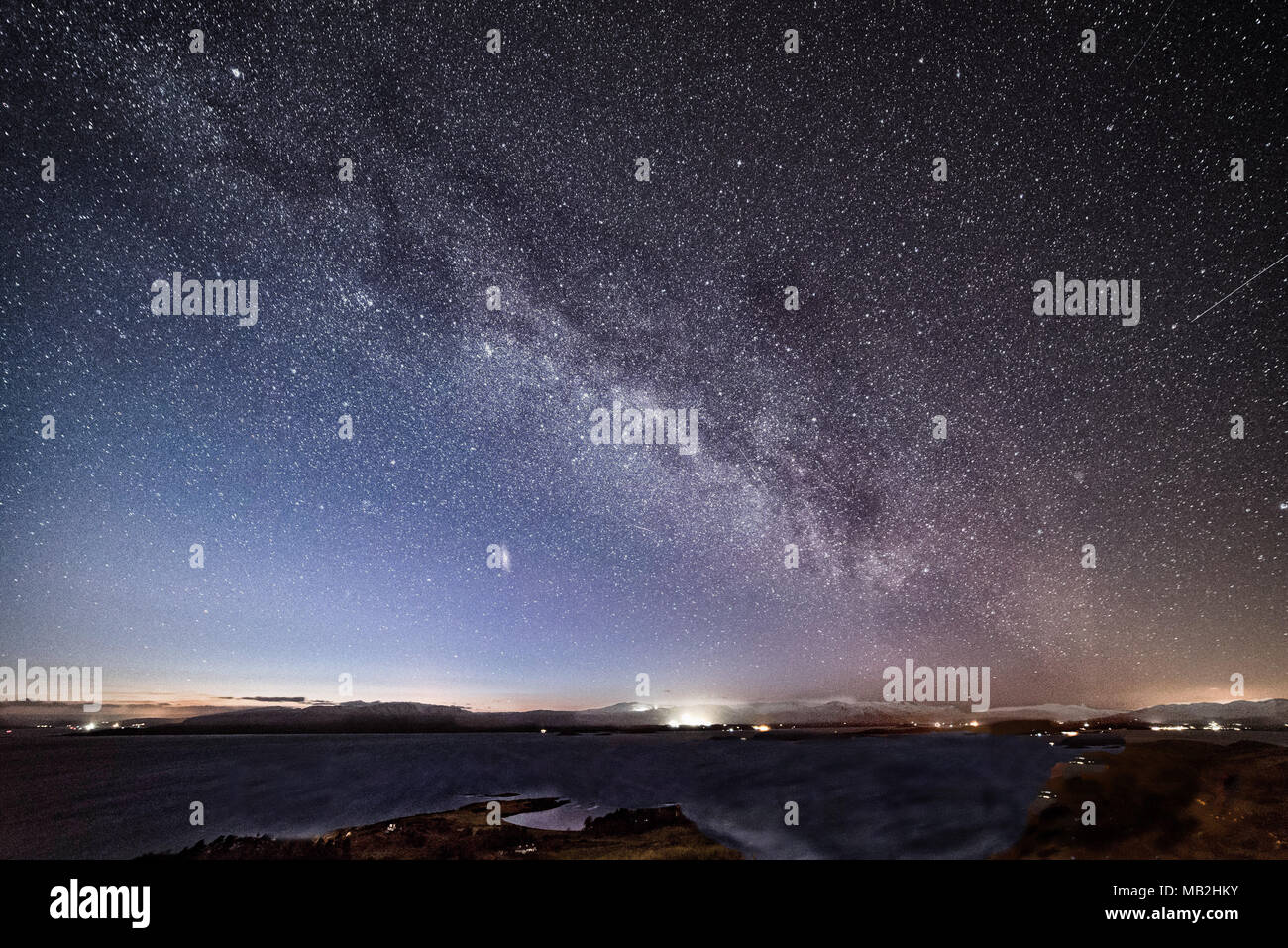 La Via Lattea e Andromeda con un incremento di oltre le Highlands della Scozia Foto Stock