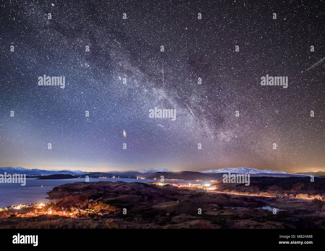 La Via Lattea e Andromeda con un incremento di oltre le Highlands della Scozia Foto Stock