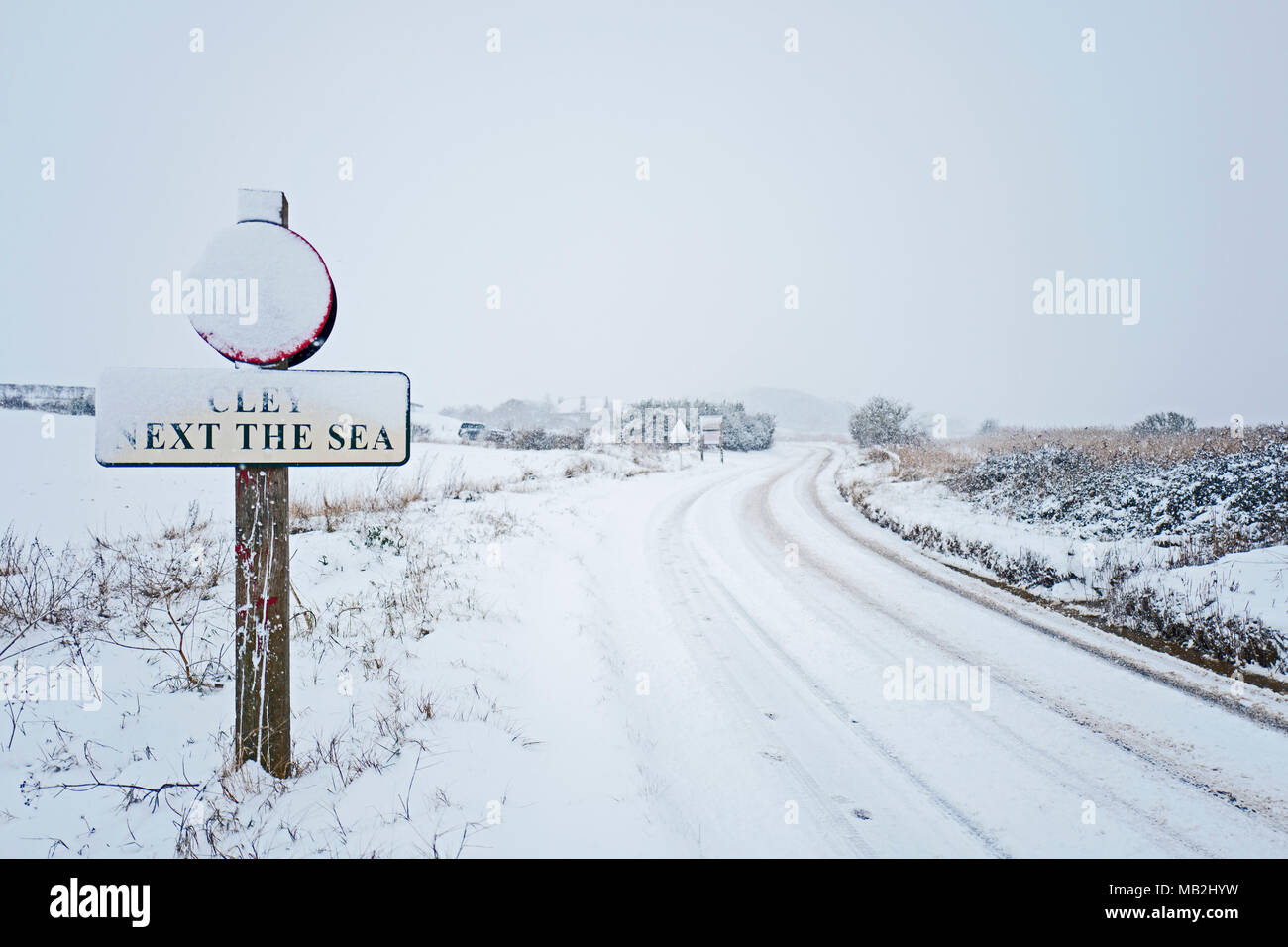 Strada costiera a Cley ricoperta di neve febbraio 2018, North Norfolk Foto Stock