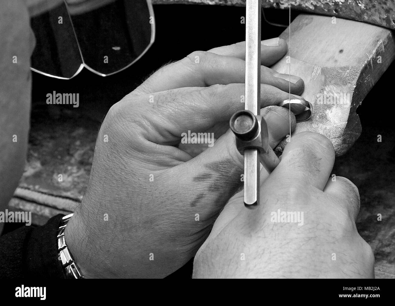 Foto in bianco e nero del gioielliere. L'anello di sezionatura. Foto Stock