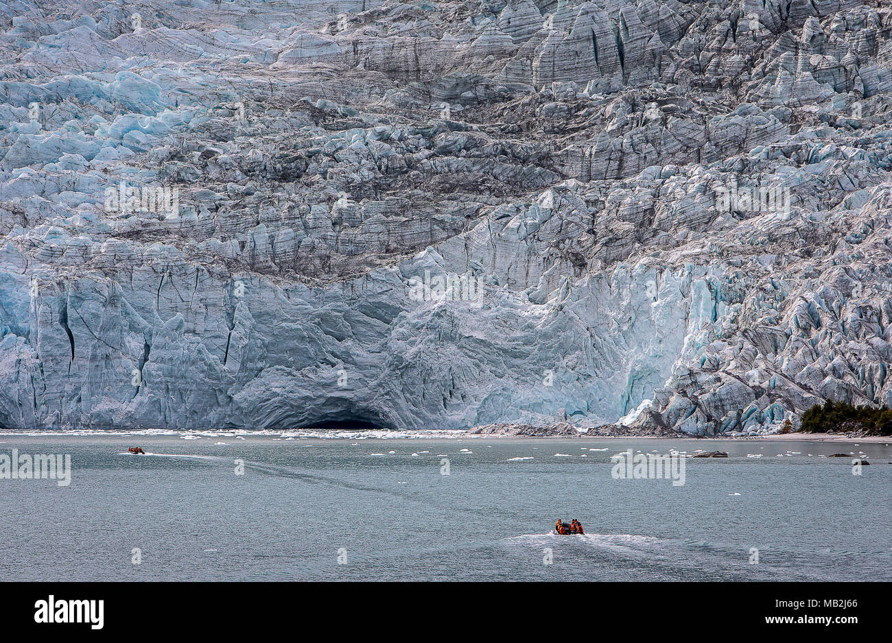 Per gli esploratori ride Zodiac di sbarcare e di esplorare Pía ghiacciaio e Pía bay, nel Canale del Beagle (ramo di nord-ovest), PN Alberto De Agostini, Tierra del Fuego Foto Stock