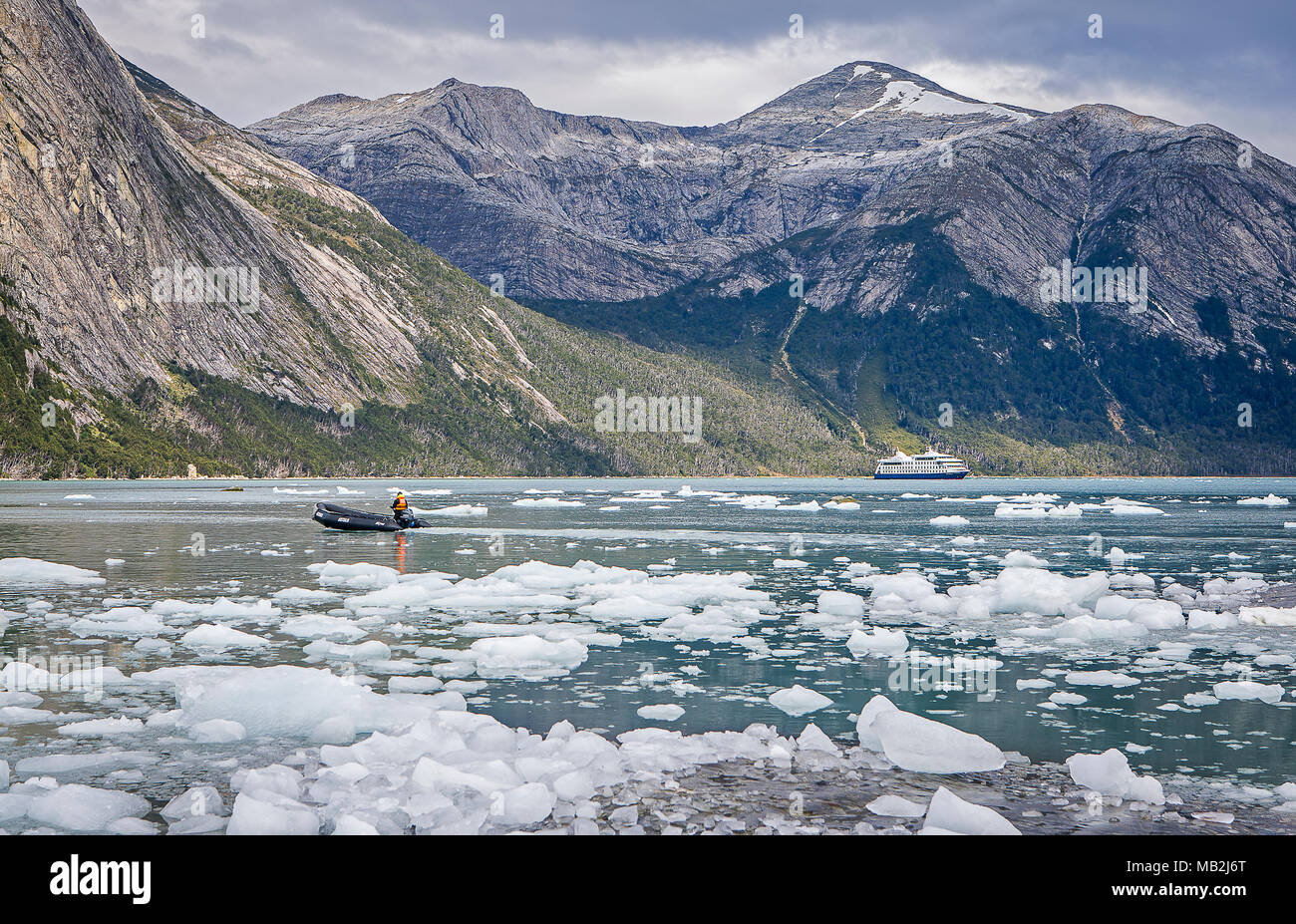 Pía bay, in background zodiaco e Ventus nave da crociera, Canale Beagle (ramo di nord-ovest), PN Alberto De Agostini, Tierra del Fuego, Patagonia, Cile Foto Stock