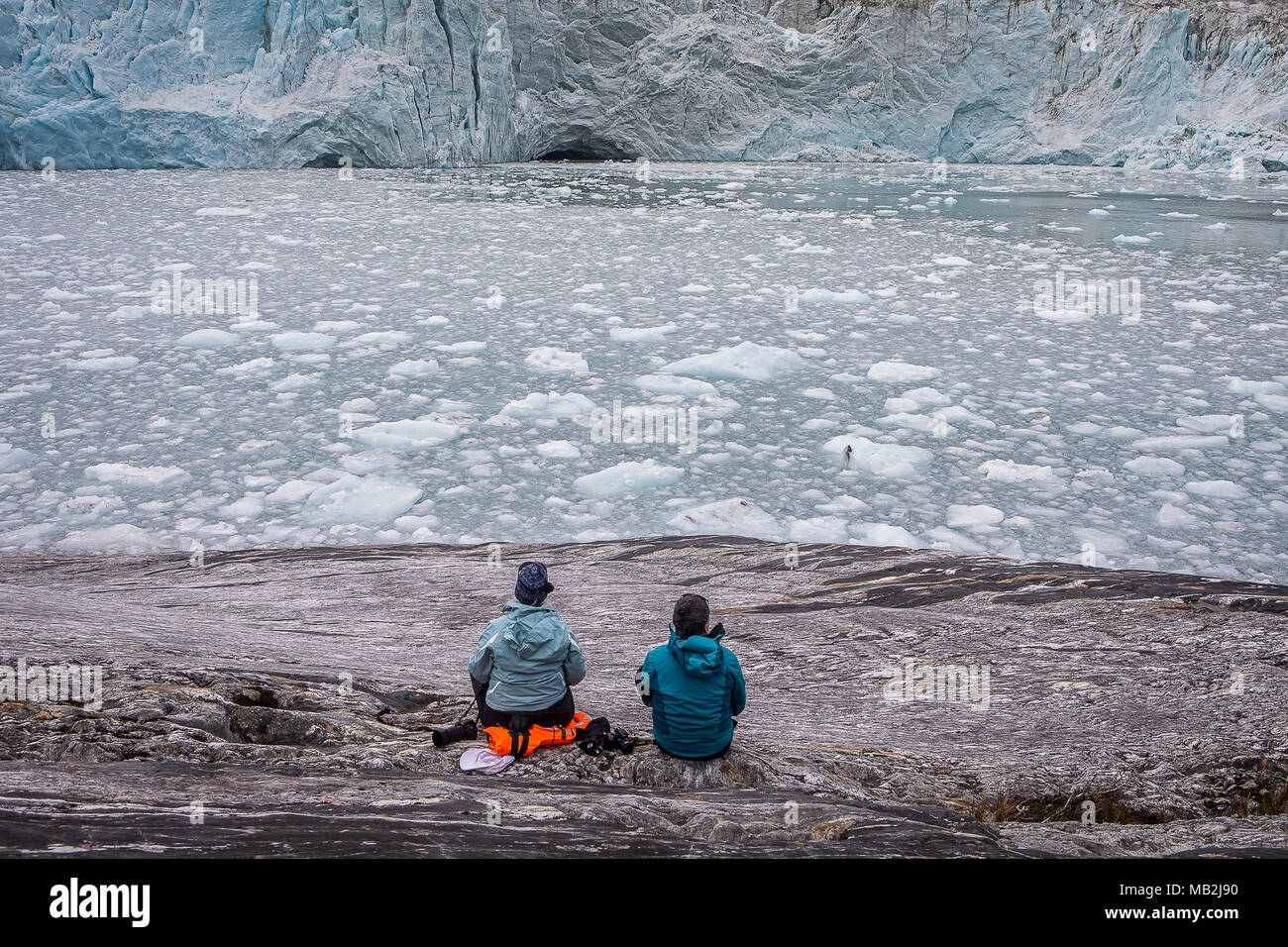 I turisti, Pía ghiacciaio, Pía fiordo, Canale Beagle (ramo di nord-ovest), PN Alberto De Agostini, Tierra del Fuego, Patagonia, Cile Foto Stock