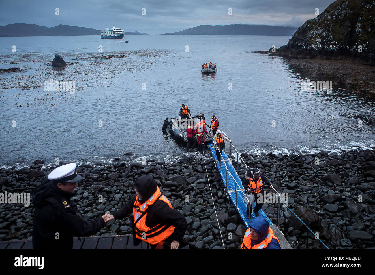 Uomo che lavora come un guardiano al capo riceve la spedizione. Gli esploratori sbarcherà a Capo Horn, Tierra de Fuego, Patagonia, Cile Foto Stock