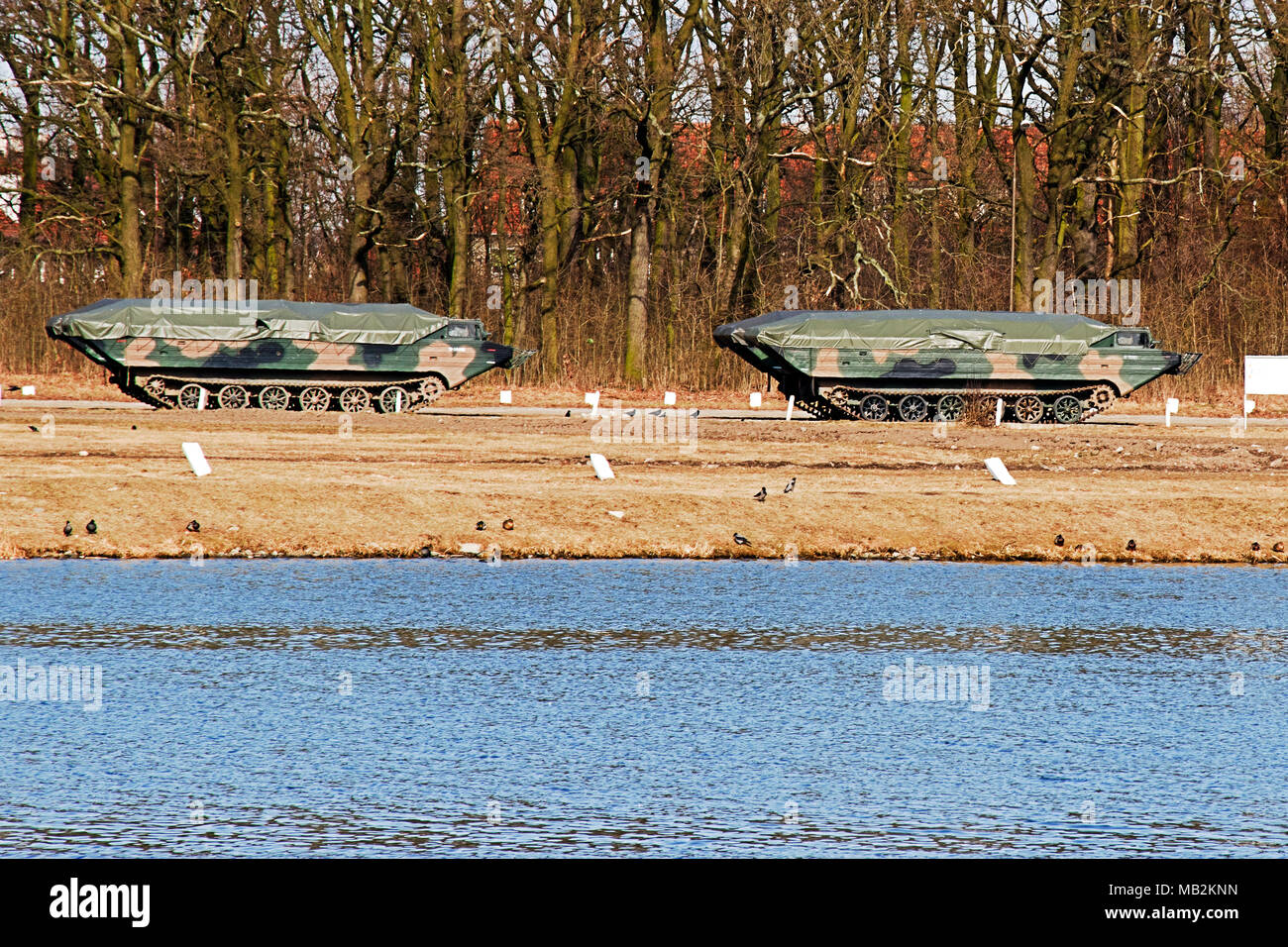 Anfibio militare permanente auto su un campo di addestramento vicino al fiume Foto Stock