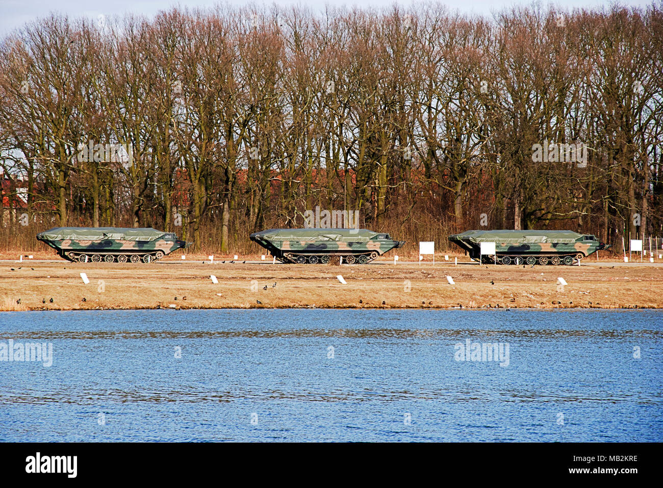 Anfibio militare permanente auto su un campo di addestramento vicino al fiume Foto Stock