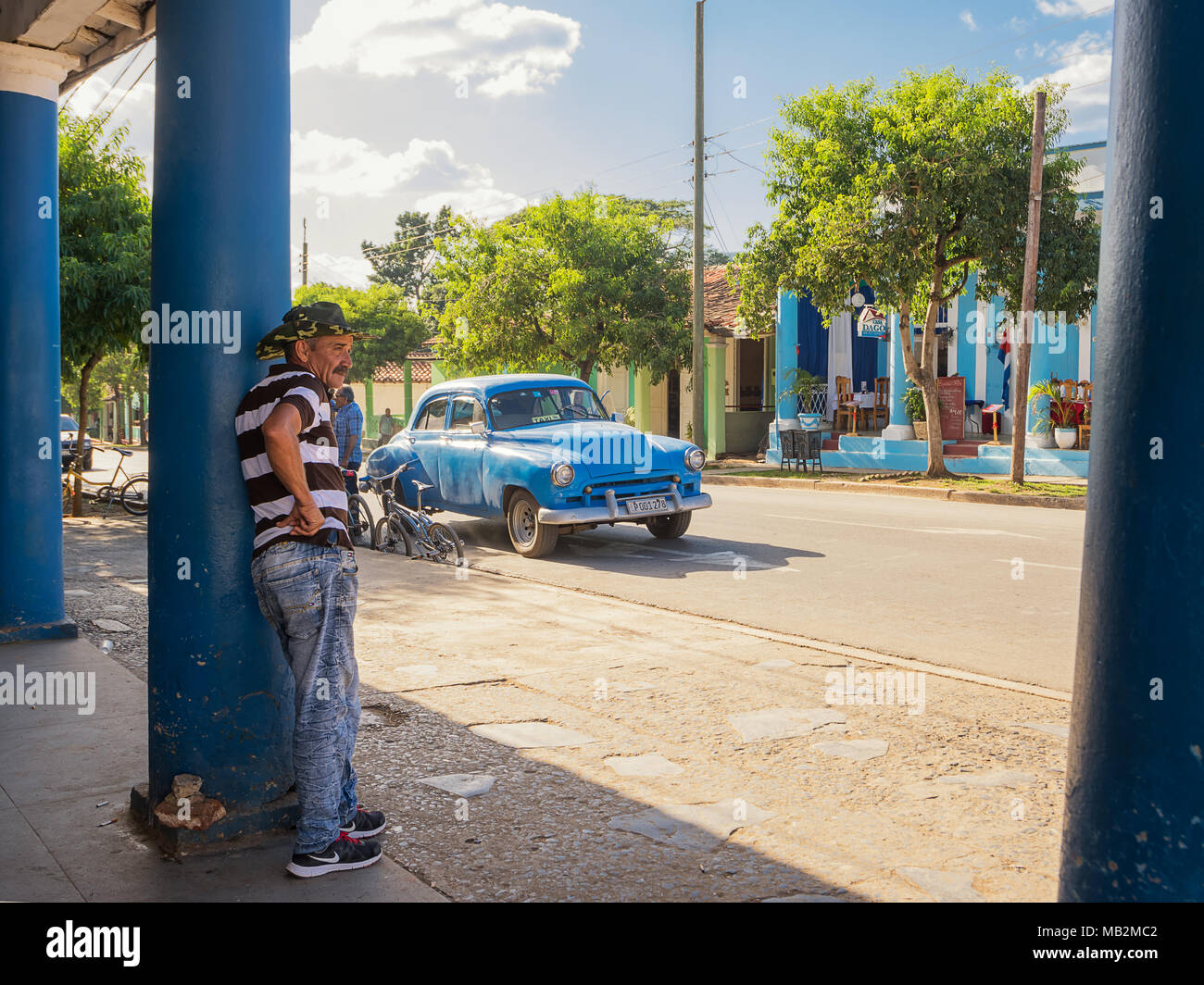 Vinales, Cuba - 5 Dicembre 2017: Classic Cars e uomo cubano sulla strada di Vinales (Cuba) Foto Stock