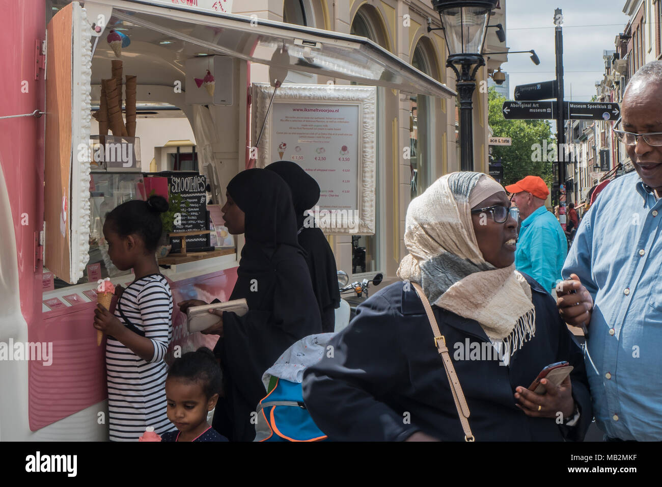 Utrecht, Paesi Bassi - 13 agosto 2016: Nero ragazze indossano headscarfs comprare gelati in Maartensbrug. Foto Stock