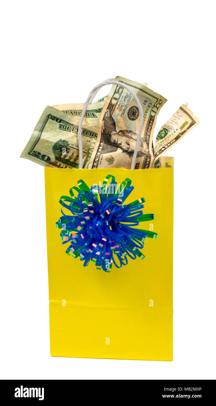 Colpo verticale di un giallo borsa regalo con fiocco blu che è piena di denaro. Isolato su bianco. Copia dello spazio. Foto Stock