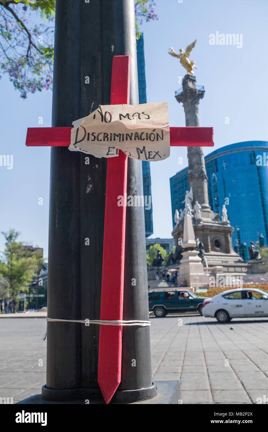 Croci di legno in rosa come una protesta contro la precarietà e feminicide in Messico, posto in Reforma Avenue e a Città del Messico. Foto Stock