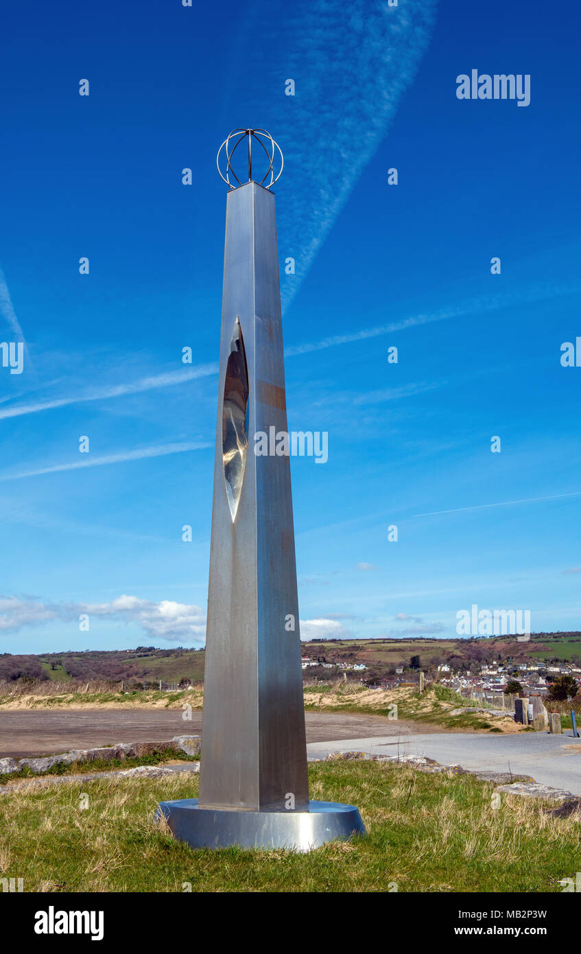 Obelisco di argento sul millennio sentiero costiero appena ad est di Burry Port, Carmarthenshire Foto Stock