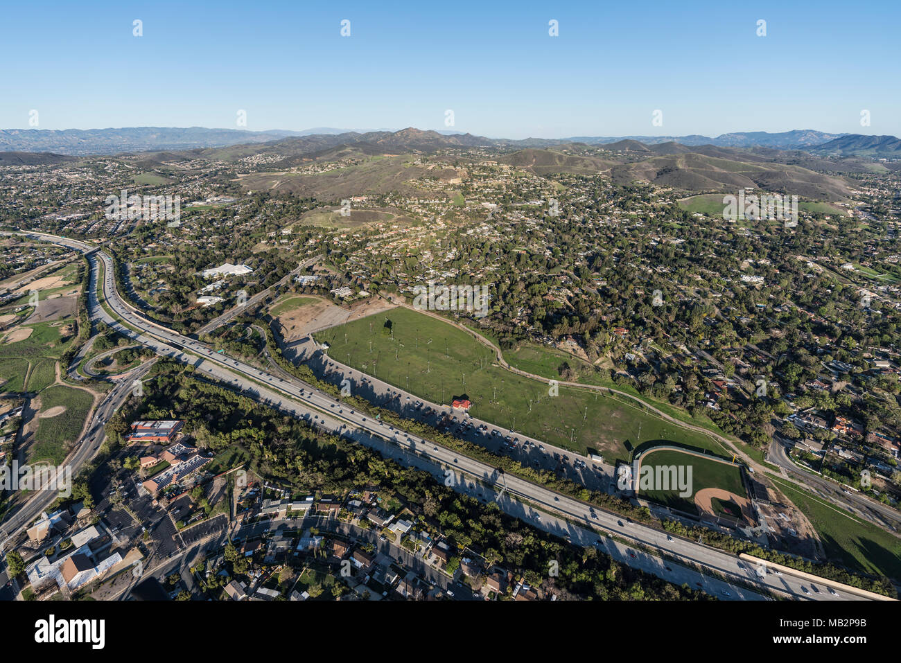 Vista aerea del case, parchi e Route 23 autostrada vicino a Los Angeles nell'area suburbana di Thousand Oaks, California. Foto Stock