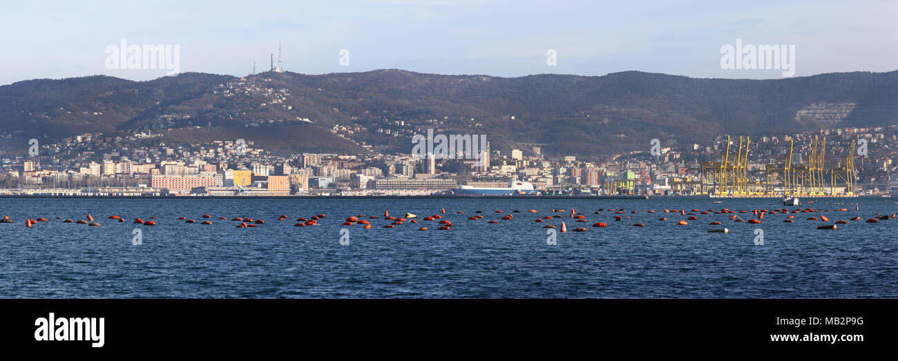 Lungo il panorama del golfo di Trieste in Italia Foto Stock