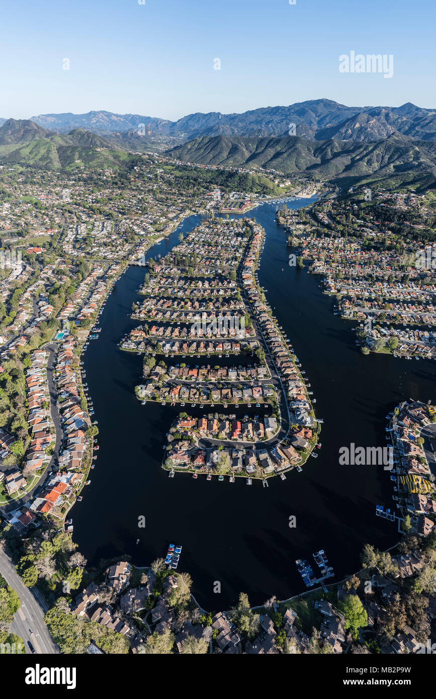 Antenna verticale vista di Westlake Island e il lago in migliaia di querce e Westlake Village europee nella California Meridionale. Foto Stock