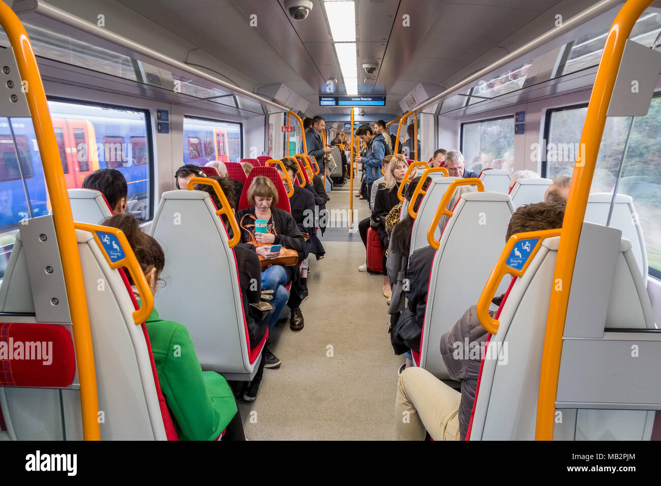 L'interno di una nuova città Desiro classe 707 treno. La classe 707 treni sono forniti da Siemens e azionati da South Western Railway. Foto Stock