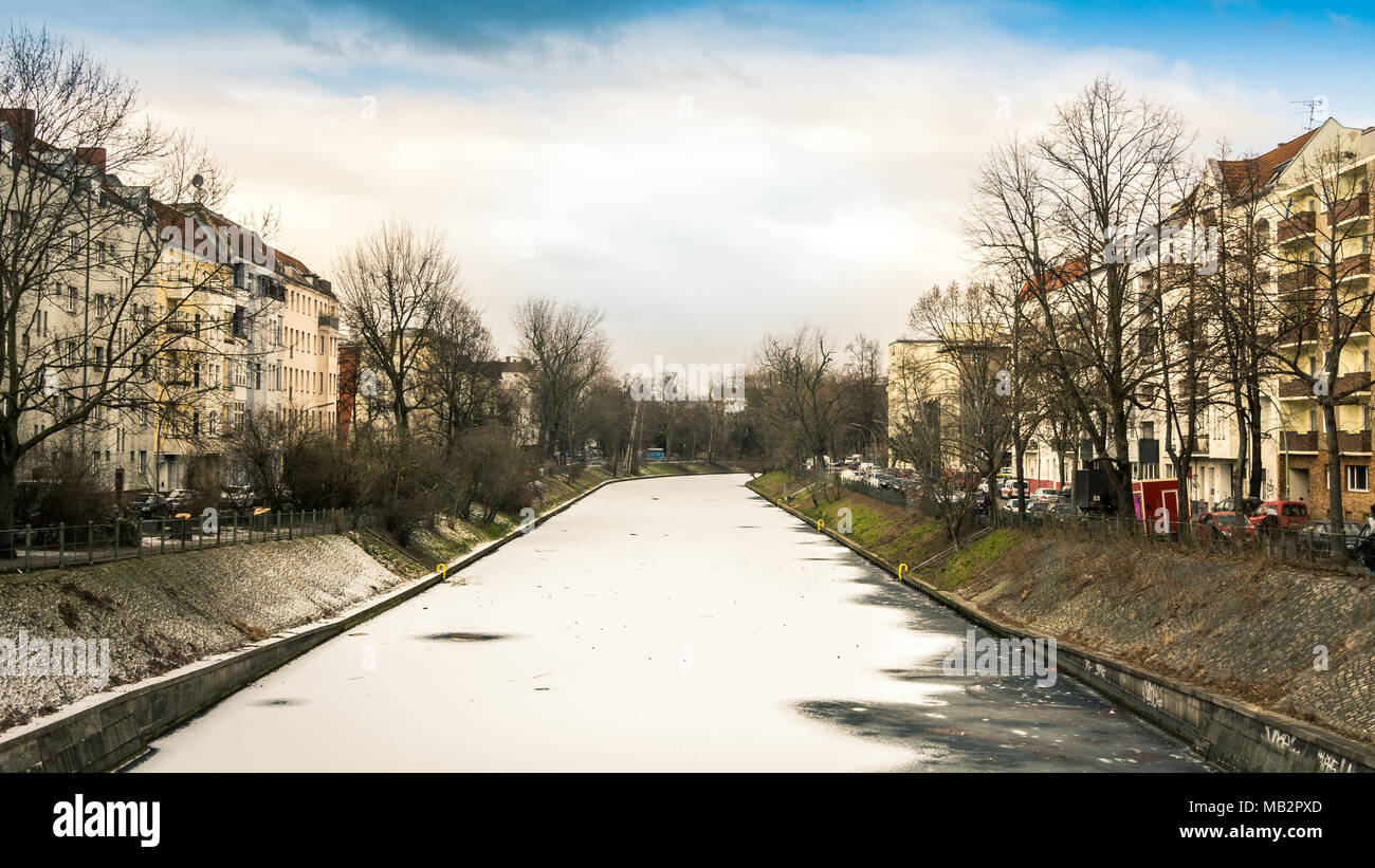 La Landwehr Canal è congelata nel quartiere Neukölln di Berlino, Germania. Foto Stock