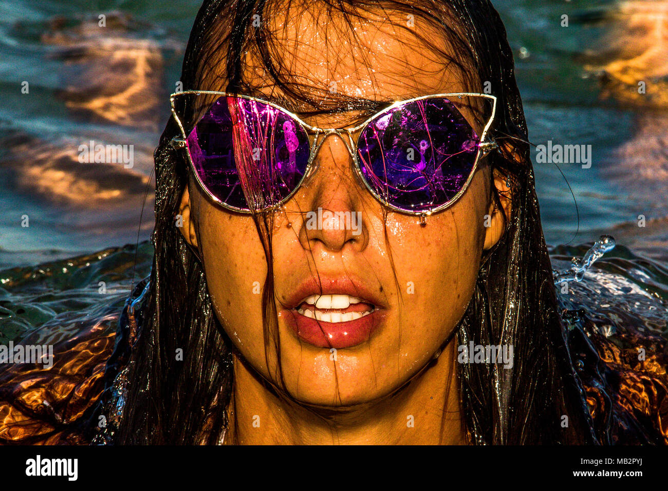 Estate fotografia di moda (foto di copertina con Sofia modello) - Croazia  Lovran 2017 - costume da bagno bikini, jeans top, mare, sole, occhiali da  sole, modello Foto stock - Alamy