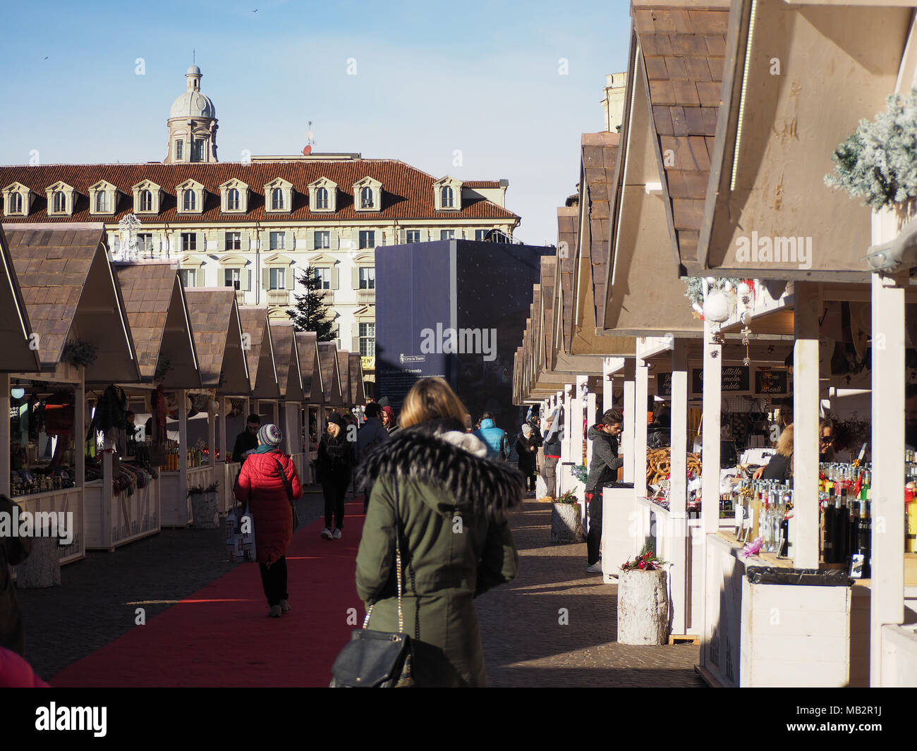 Torino, Italia - circa gennaio 2018: Mercatino di Natale in Piazza Castello Foto Stock