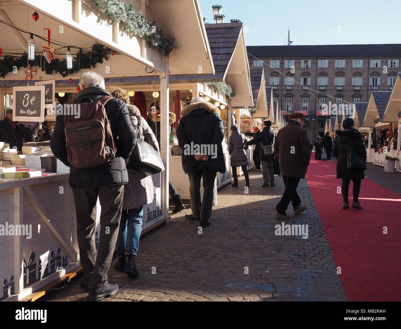 Torino, Italia - circa gennaio 2018: Mercatino di Natale in Piazza Castello Foto Stock