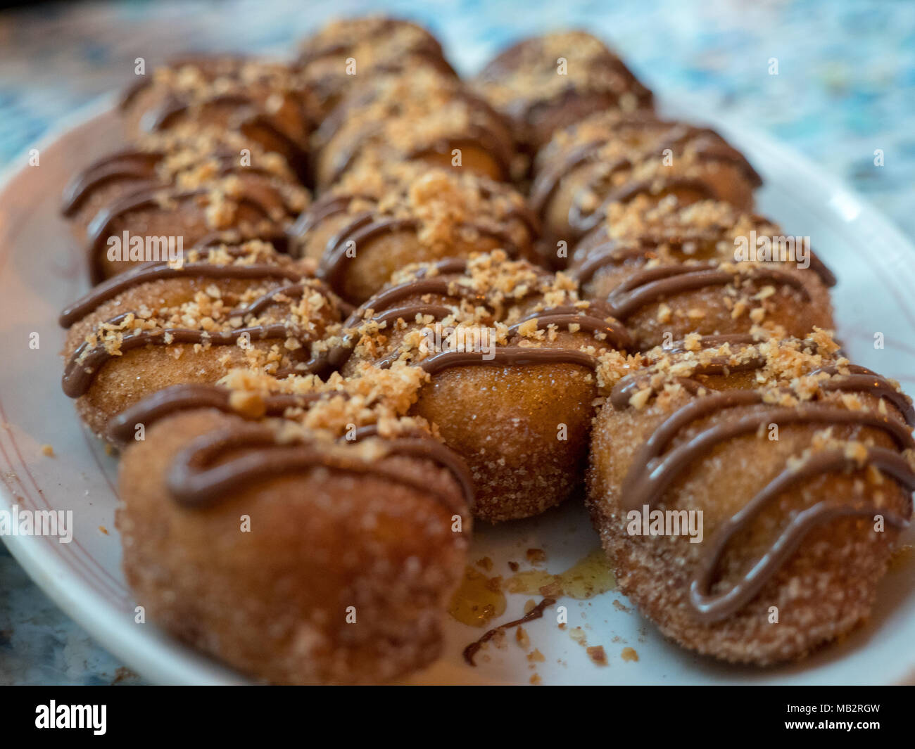 Eseguire lo zoom di piccole ciambelle al cioccolato Foto Stock