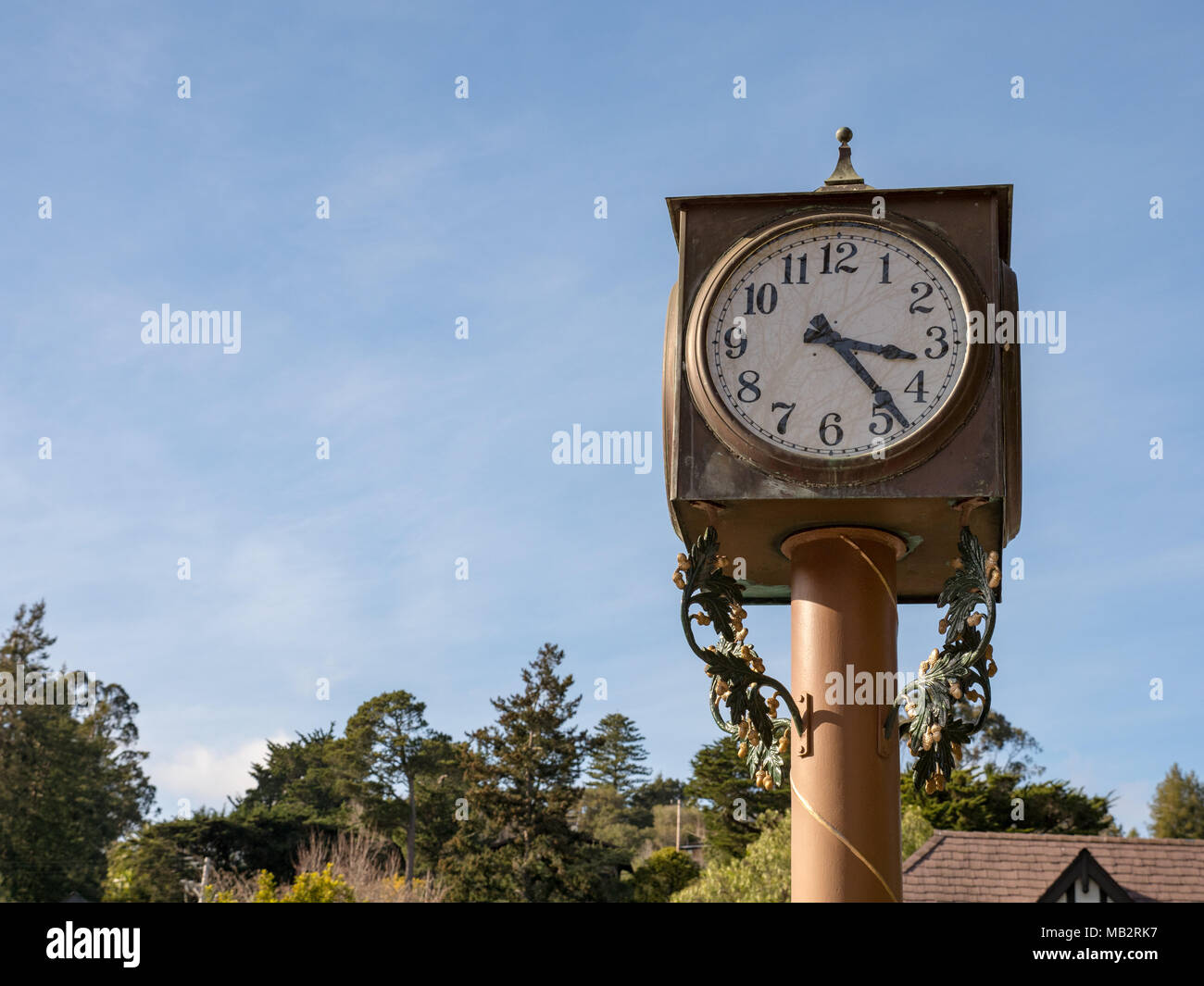Clock esterno con spazio a sinistra Foto Stock