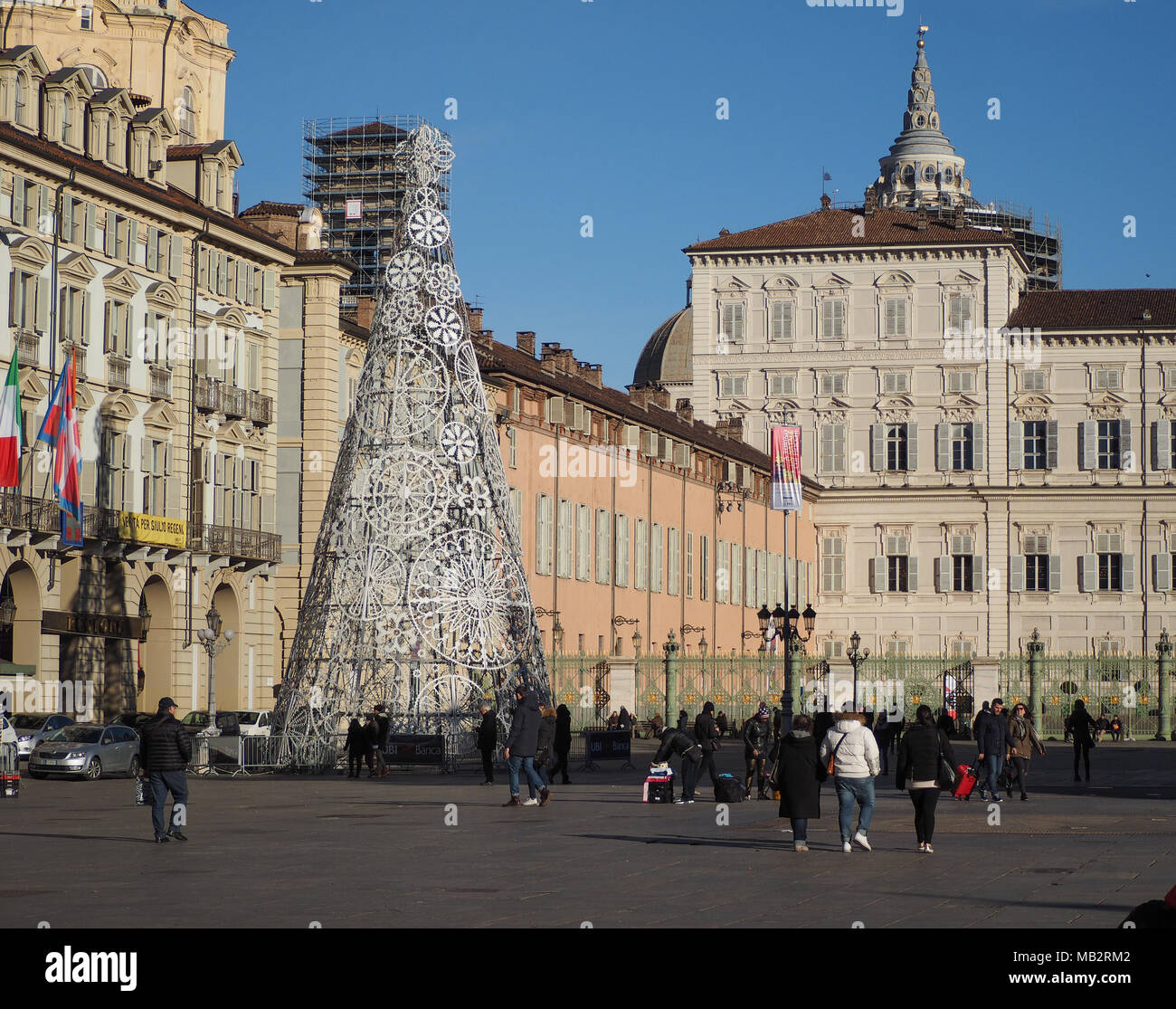 Torino, Italia - circa gennaio 2018: albero di Natale in Piazza Castello Foto Stock