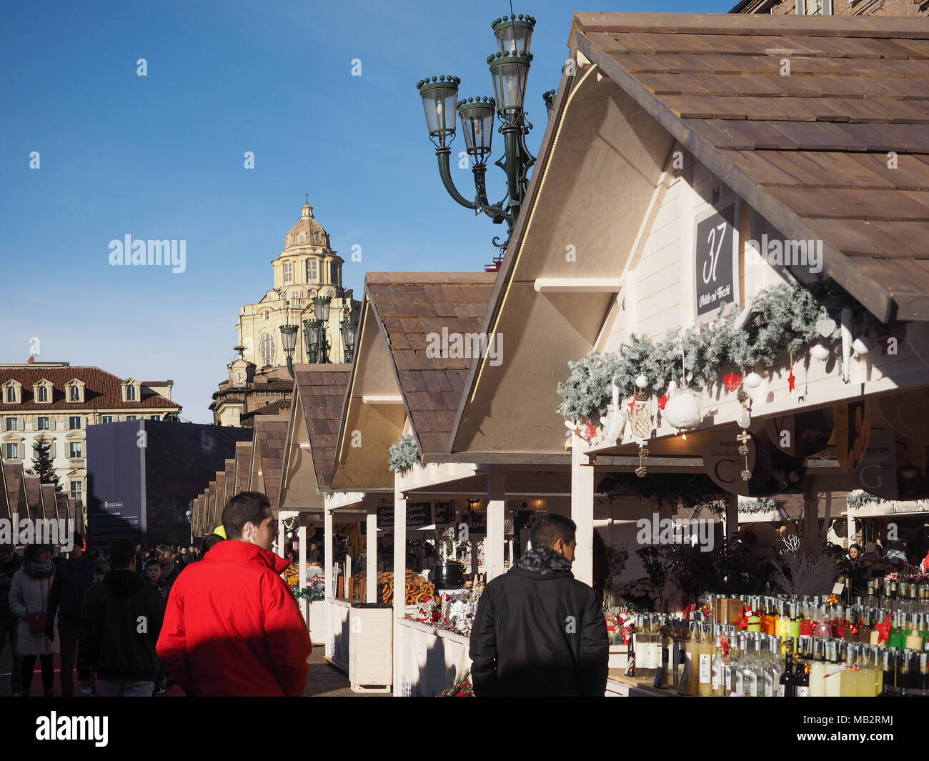 Torino, Italia - circa gennaio 2018: Mercatino di Natale in Piazza Castello Foto Stock