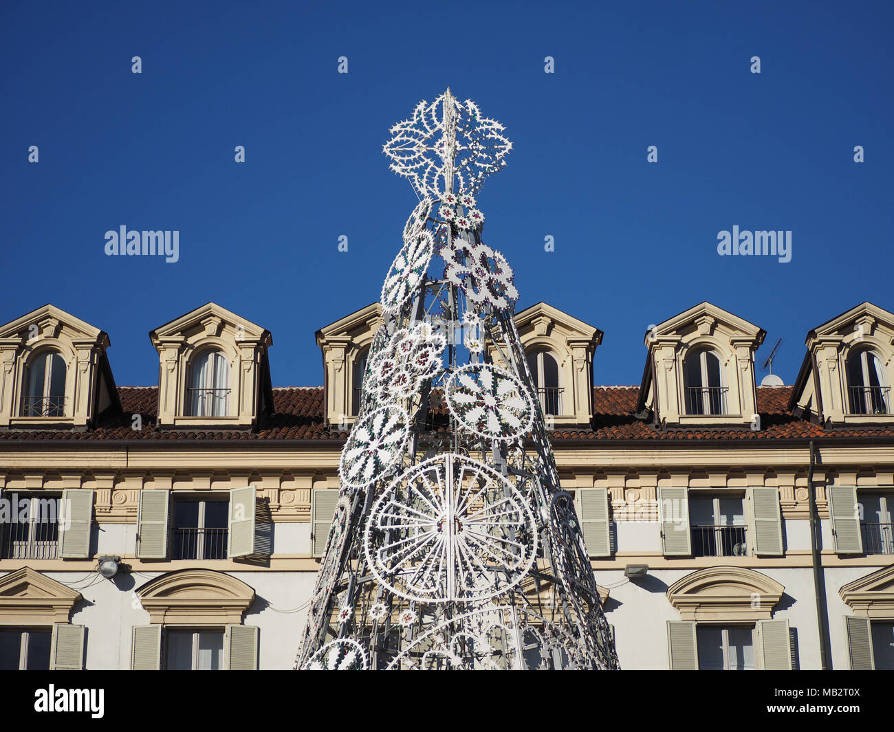 Torino, Italia - circa gennaio 2018: albero di Natale in Piazza Castello Foto Stock