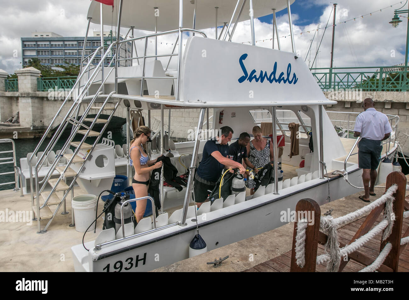 Le persone a bordo di una barca diving dal Sandals resort sono pronte. Bridgetown, Barbados. Foto Stock