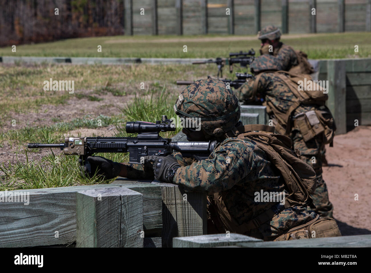 Stati Uniti Marine Corps Lance Cpl. Ron Hunte, IR Gunner con 1° Battaglione, 2° Reggimento Marine (1/2), 2° Divisione Marine e attrazioni in su bersagli robotico durante il campo della formazione di Camp Lejeune, N.C., Aprile 05, 2018. 1/2 hanno partecipato ad una dimostrazione di target per mostrare i comandanti della nuova funzionalità di movimentazione per live fire gamme. (U.S. Marine Corps foto di Cpl. Antonia E. Mercado) Foto Stock