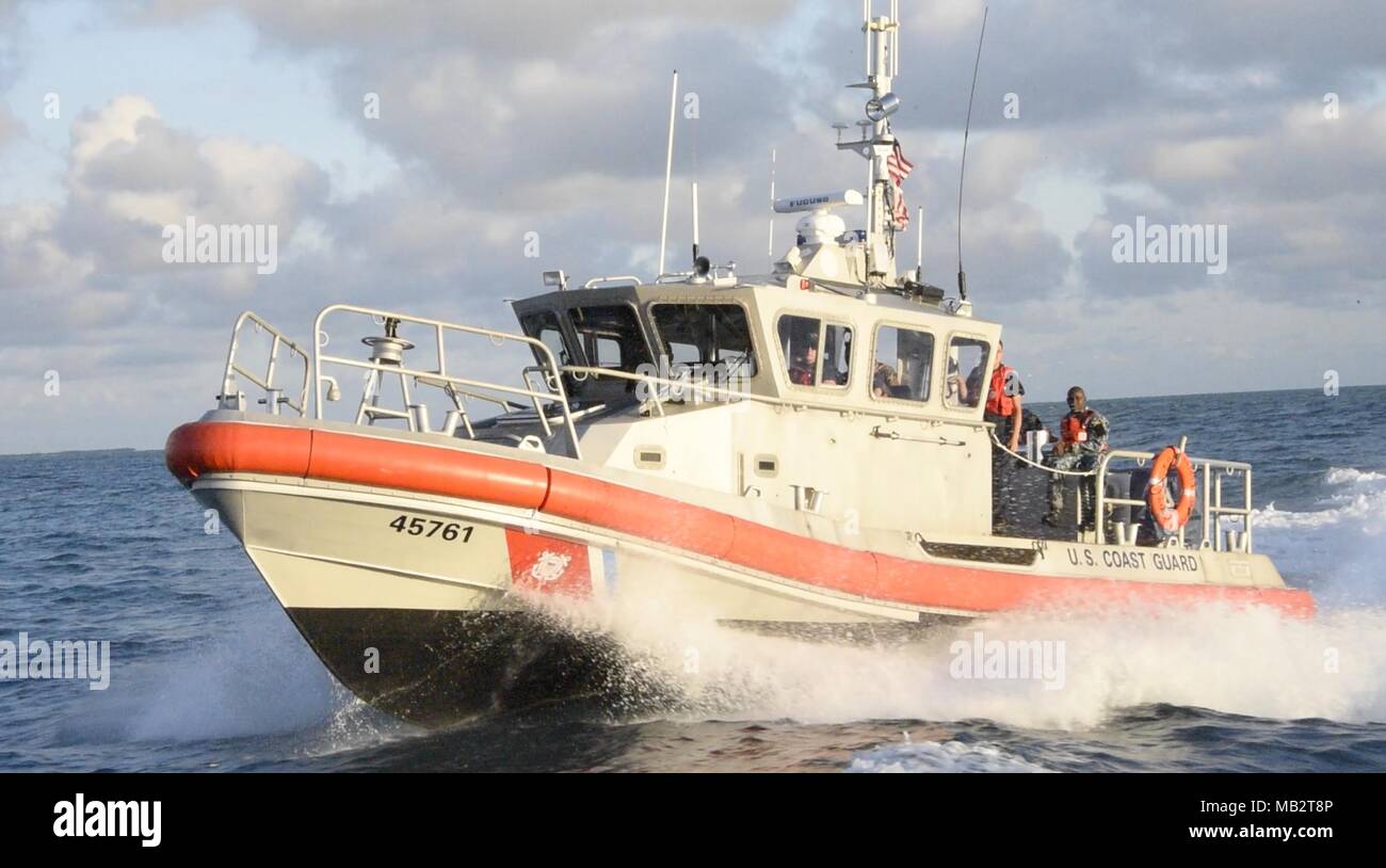 Una guardia costiera Stazione di guardia Key West 45-piede Boat-Medium risposta equipaggio trasporta i partecipanti dell'Esperto in materia di Exchange per i guardacoste Kathleen Moore, 5 aprile 2018. L'Esperto in materia di Exchange è un evento che coinvolge la Guardia Costiera e più internazionale di agenzie partner per condividere la loro conoscenza sulla superficie Manutenzione asset. Coast Guard Foto di Sottufficiali di terza classe Brandon Murray. Foto Stock