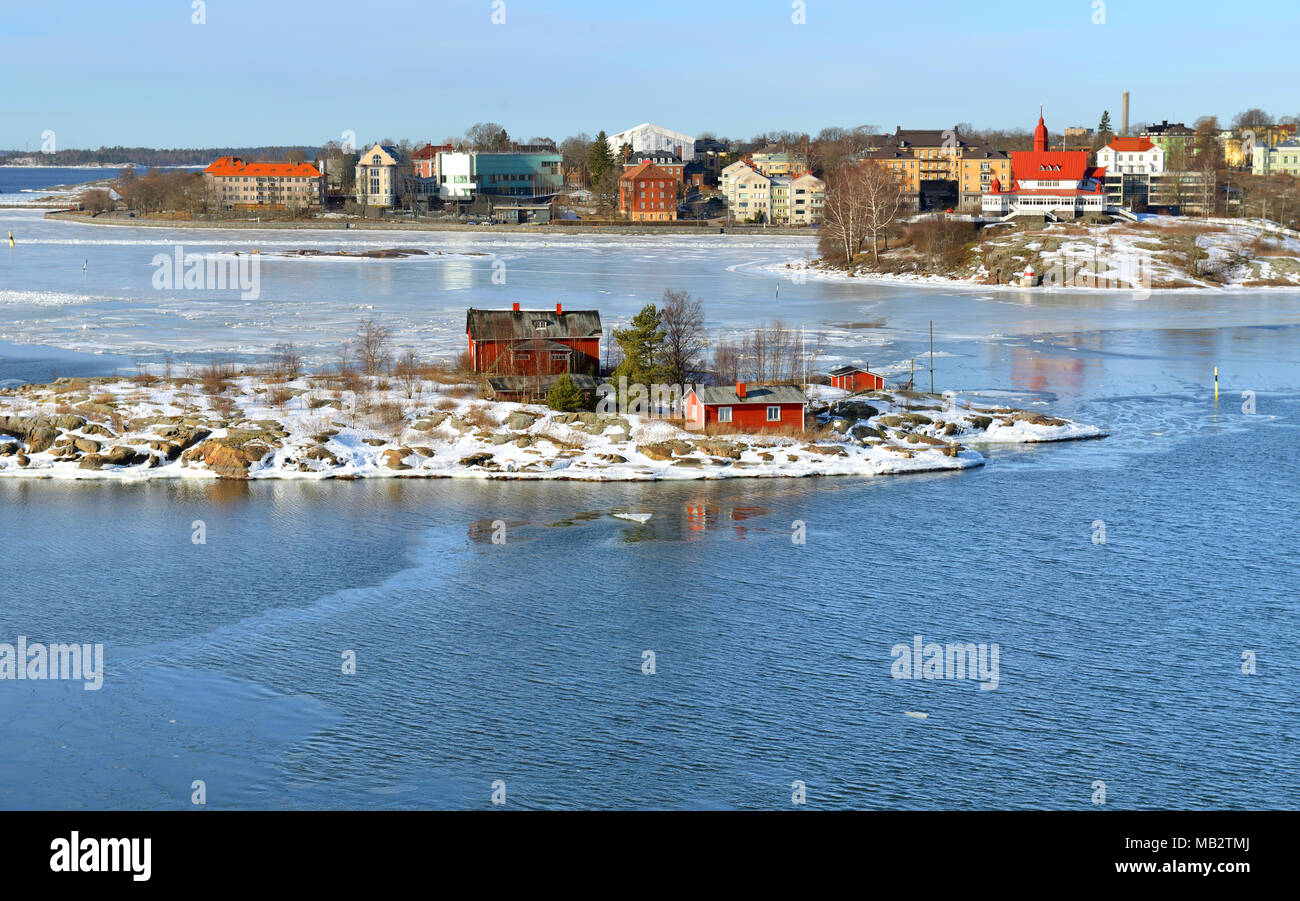 Isole dell arcipelago di Helsinki sulla soleggiata giornata di primavera. Finlandia Foto Stock