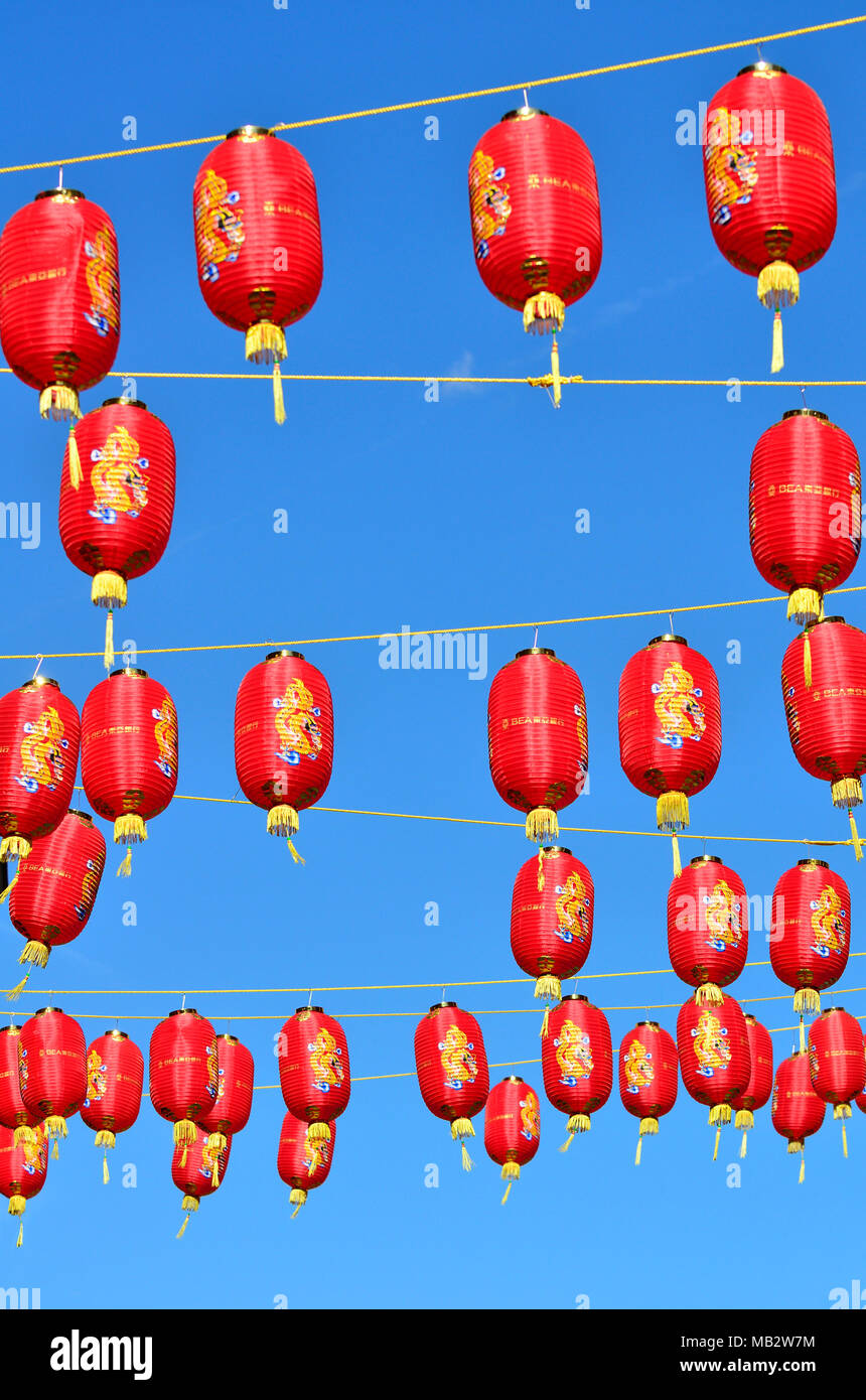 Londra, Inghilterra, Regno Unito. Lanterne di carta a Chinatown / blue sky Foto Stock