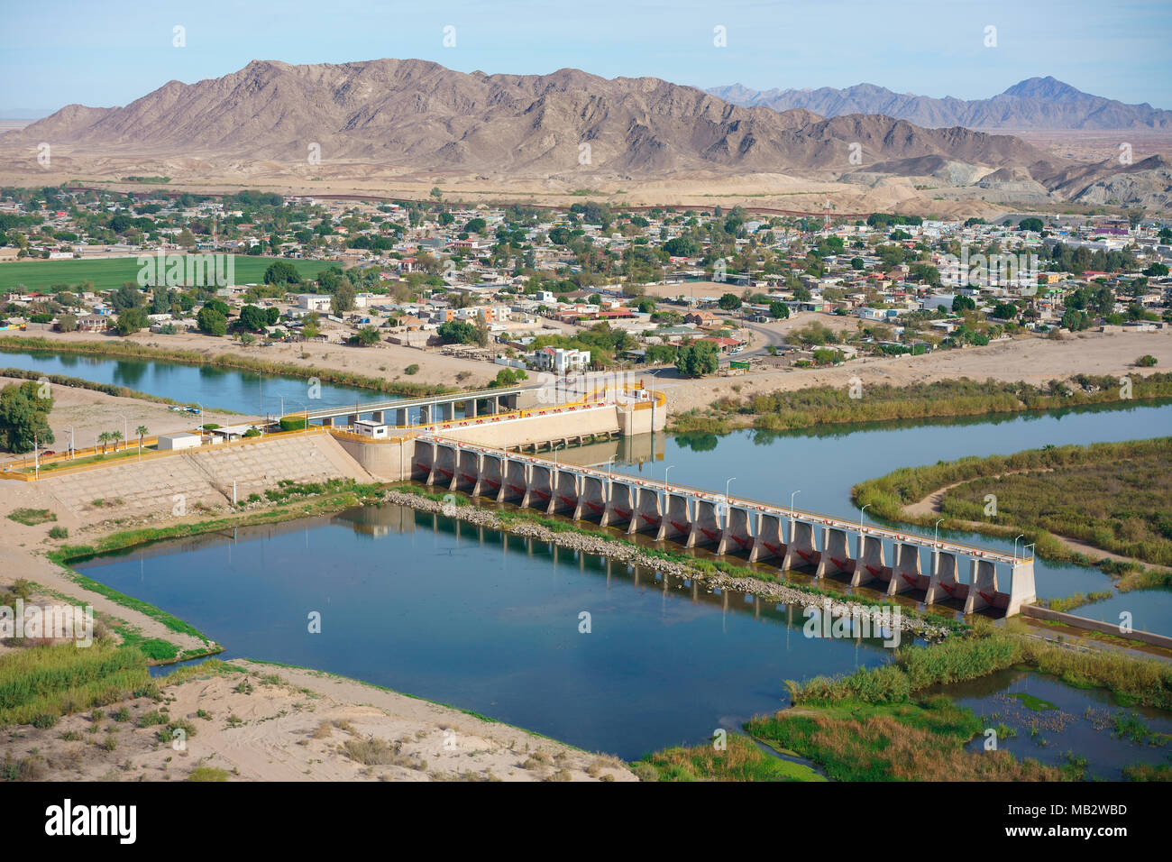 VISTA AEREA. La fine del fiume Colorado alla diga di Morelos. Los Algodones, Baja California, Messico e Stati Uniti. Foto Stock