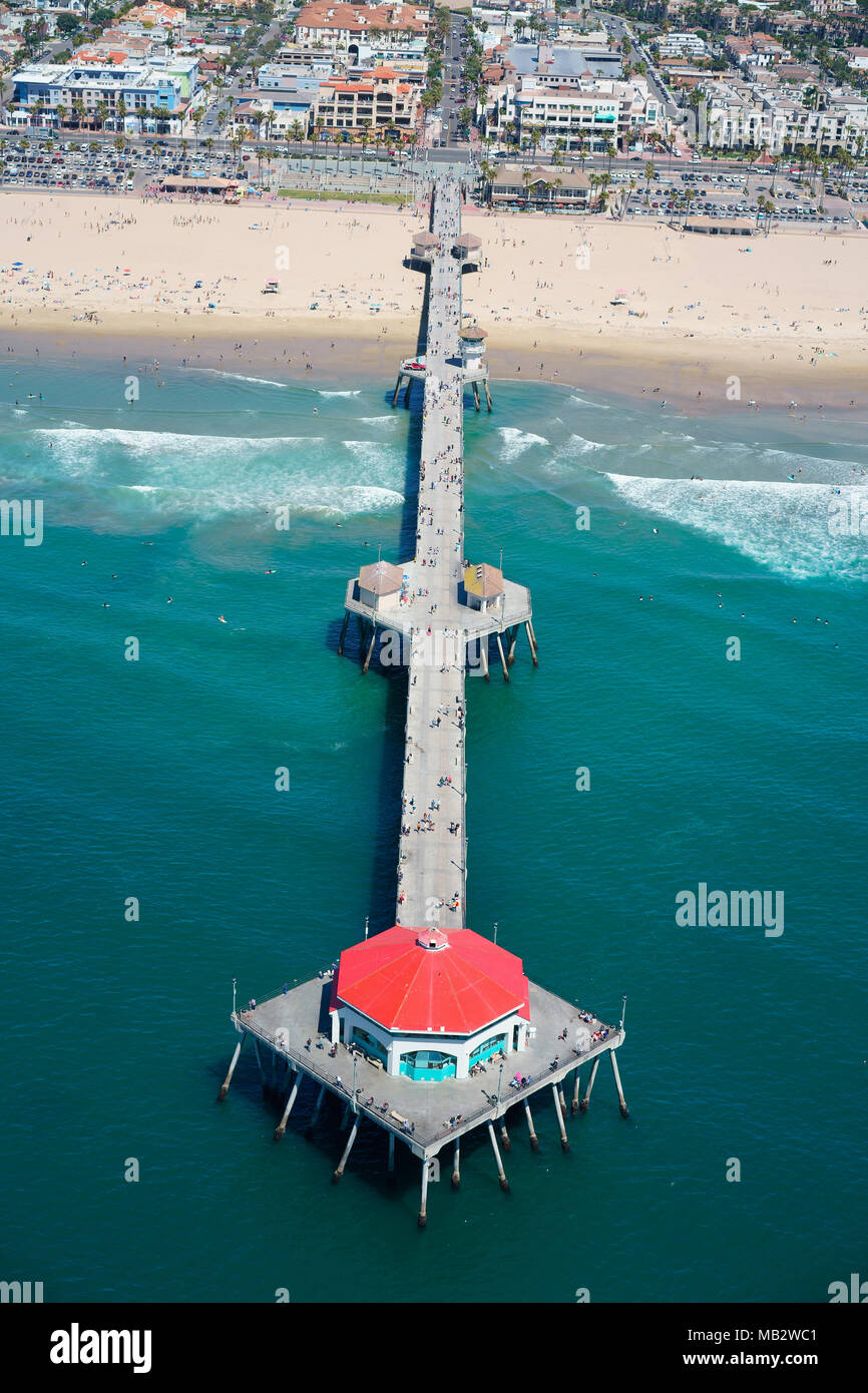 VISTA AEREA. Molo di Huntington Beach lungo 564 metri. Orange County, California, Stati Uniti. Foto Stock