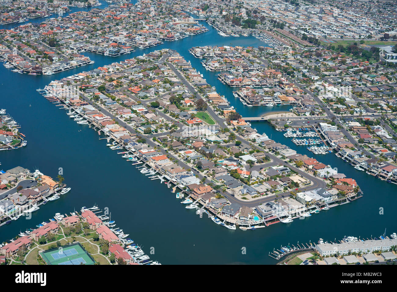 VISTA AEREA. Città di Sunset Beach con i suoi canali. Huntington Beach, Orange County, California, USA. Foto Stock