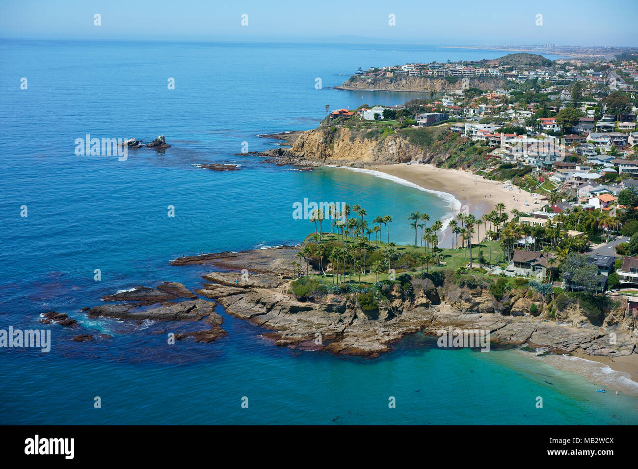 VISTA AEREA. Costa frastagliata intorno a Crescent Bay e Twin Points. Laguna Beach, Orange County, California, USA. Foto Stock