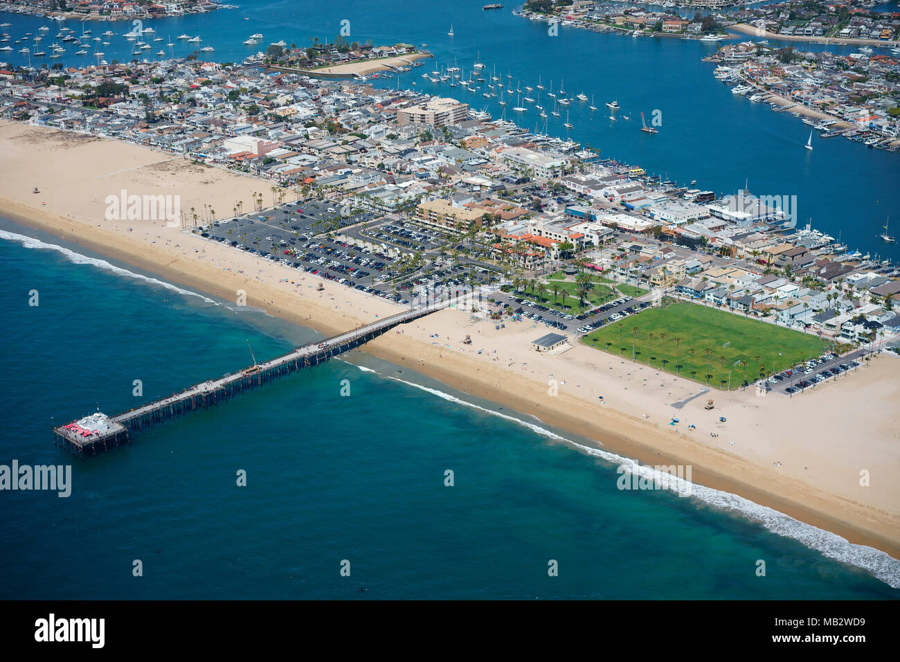 VISTA AEREA. Molo di Newport. Balboa Peninsula, Newport Beach, Orange County, California, USA. Foto Stock