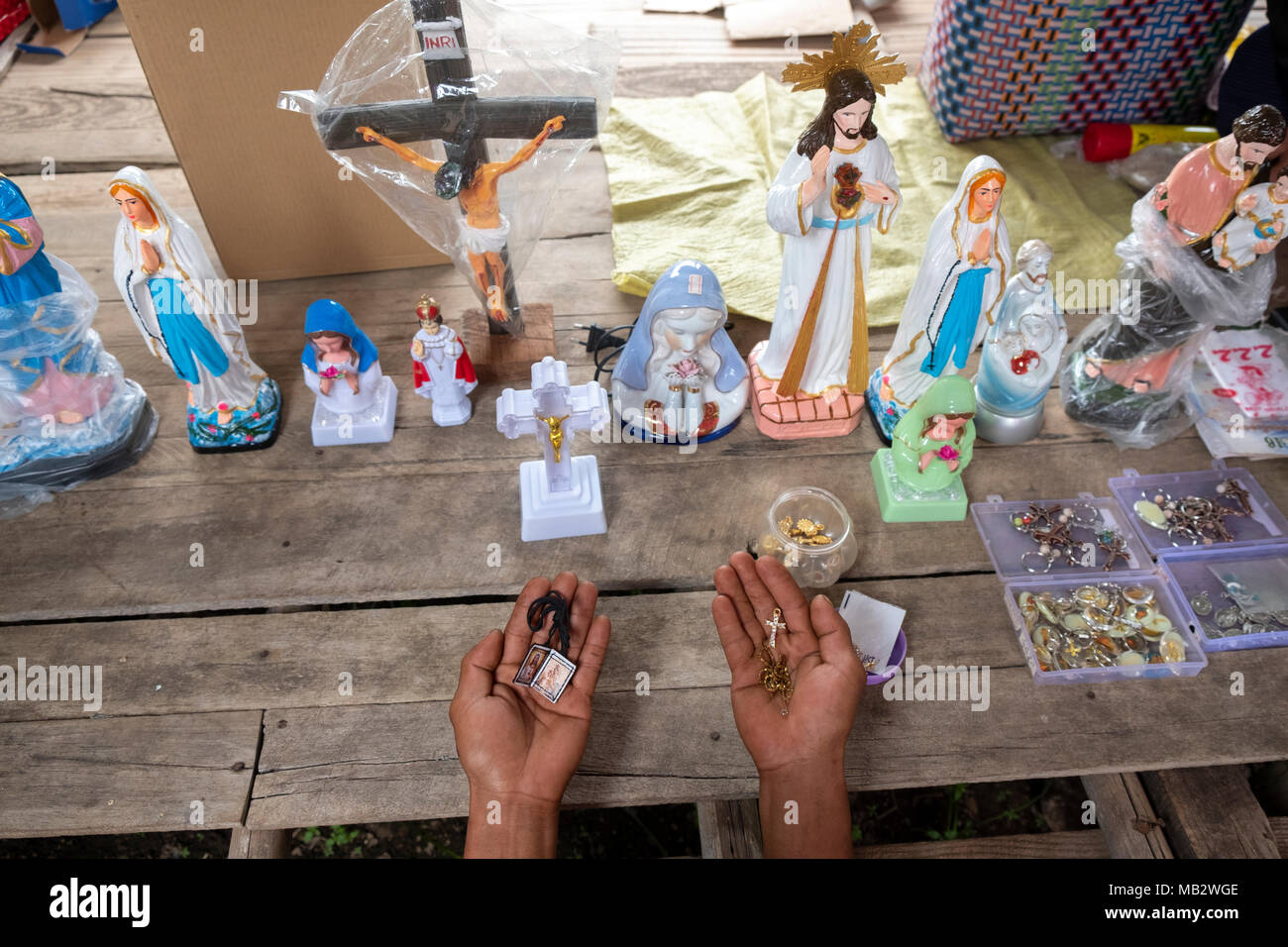 Icone cristiane per la vendita al mercato Demoso in Stato Kayah, Myanmar Foto Stock
