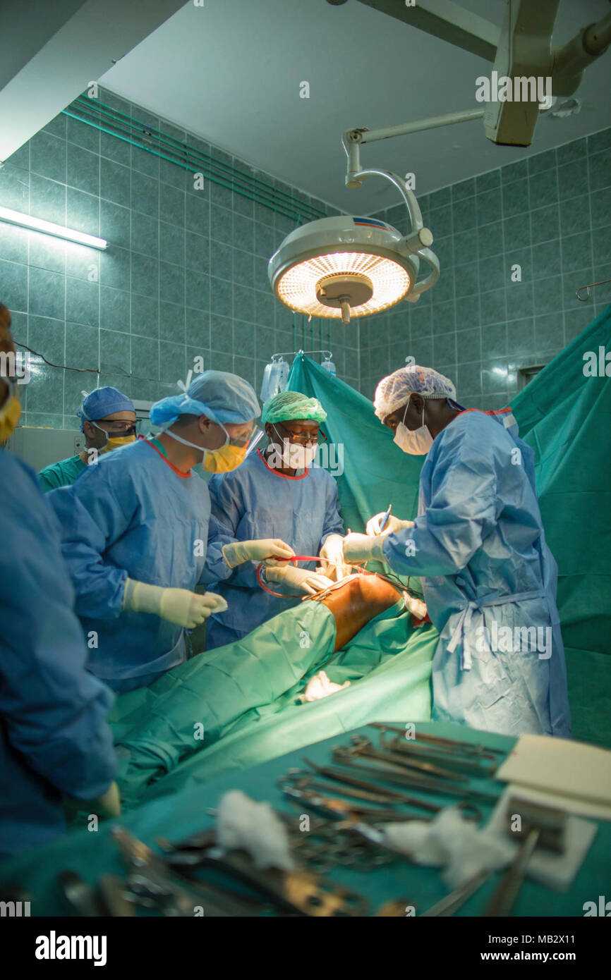 Spc. Chris Tweeddale, medic con il generale Leonard esercito di legno Comunità Ospedale, Ft. Leonard legno, Missouri, assiste senegalesi personale medico con una totale sostituzione dell'anca il funzionamento durante la MEDRETE 18-1, febbraio 13, 2018 a all'Ospedale Militaire de Ouakam, Dakar, Senegal. MEDRETE è uno sforzo combinato tra il governo senegalese, U.S. Esercito africano e il Vermont Guardia Nazionale. MEDRETE 18-1 è il primo di una serie di preparazione medica esercizi di addestramento che U.S. Army Africa è programmato per facilitare all'interno di vari paesi in Africa, e serve come un opportunità per la partnership milit Foto Stock