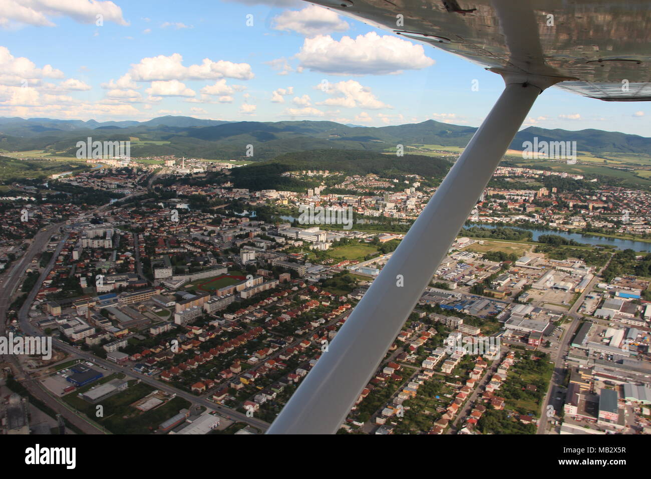Una veduta aerea da un piccolo aereo, Trenčín, Slovacchia Foto Stock
